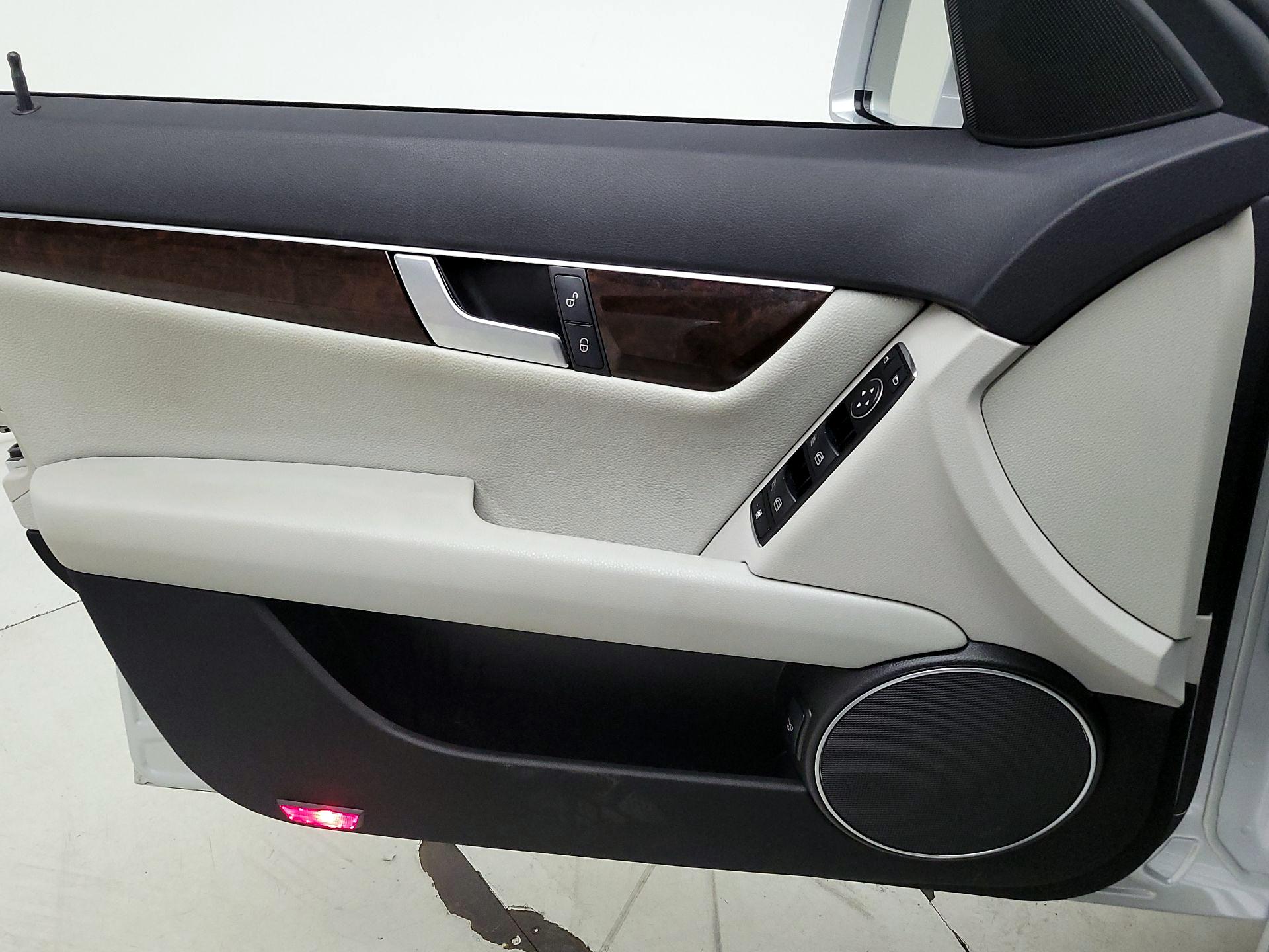 Thumbnail: 2014 Mercedes-Benz C-Class - 12