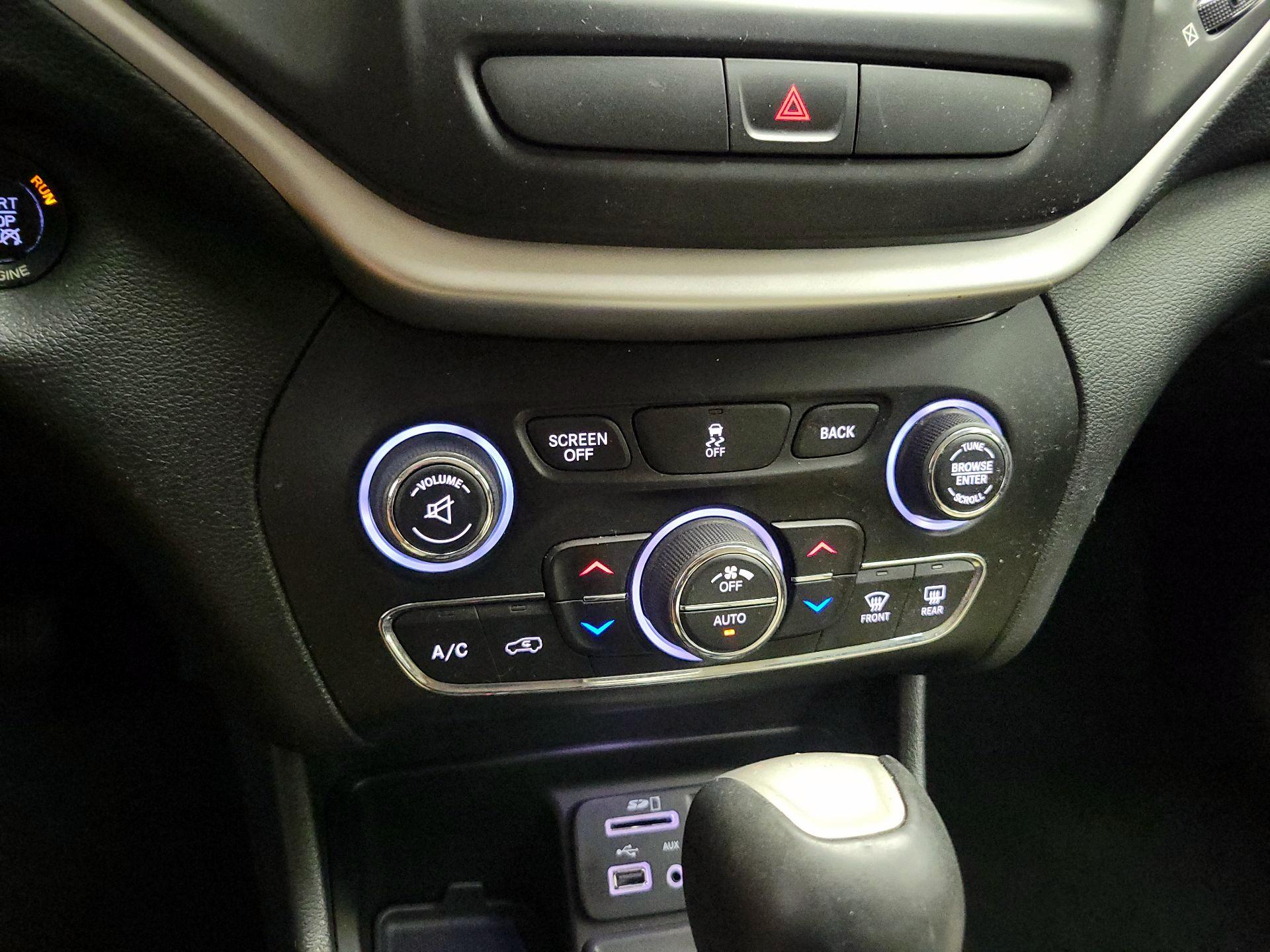 Thumbnail: 2016 Jeep Cherokee - 16