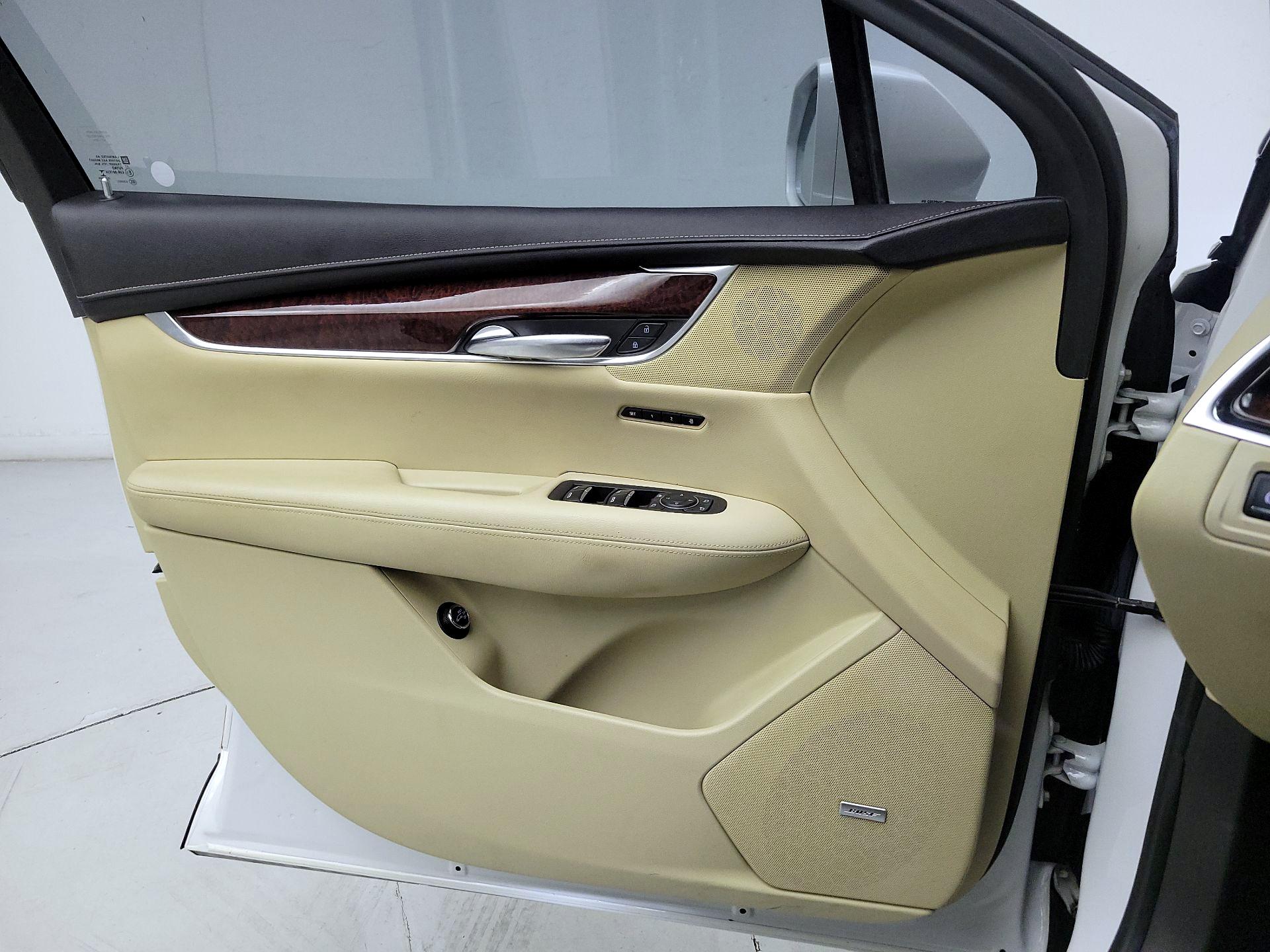Thumbnail: 2017 Cadillac XT5 - 12