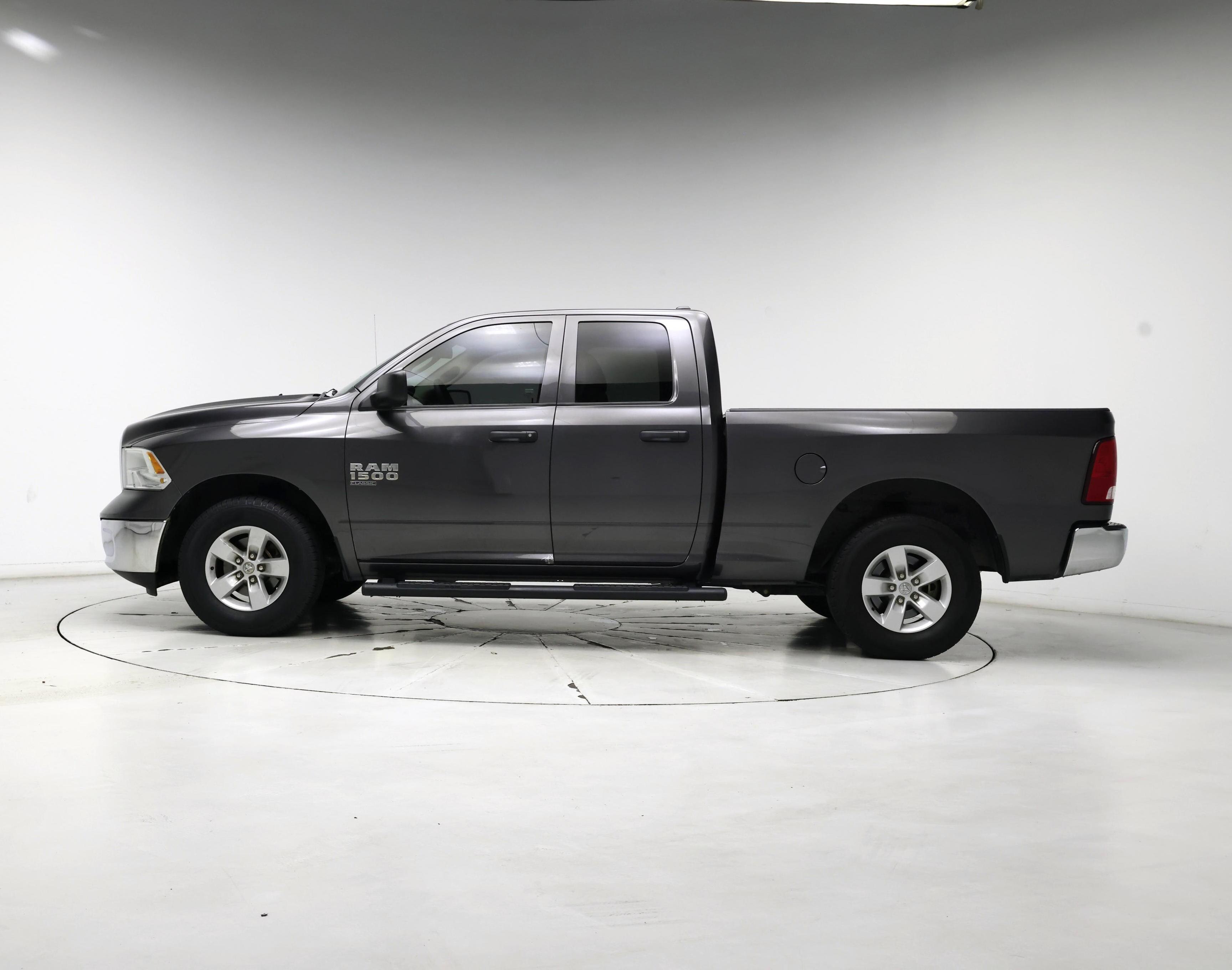 Thumbnail: 2019 RAM 1500 Classic - 3