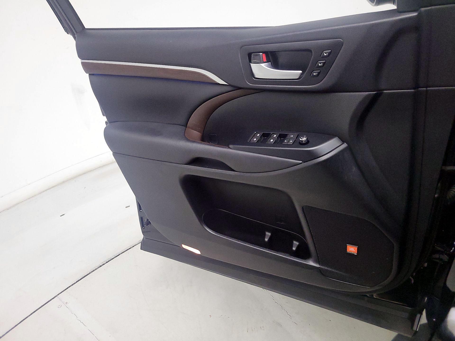 Thumbnail: 2015 Toyota Highlander - 12