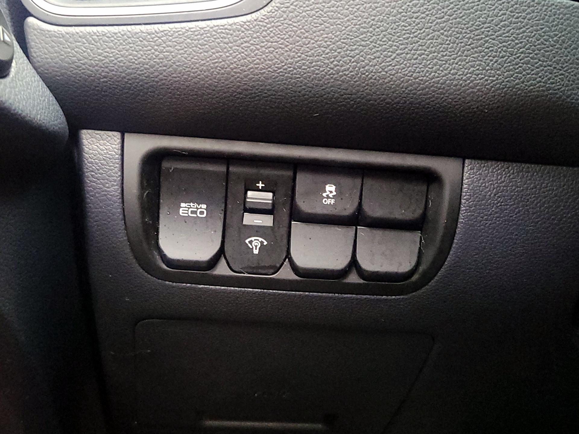 Thumbnail: 2016 Kia Rio - 13