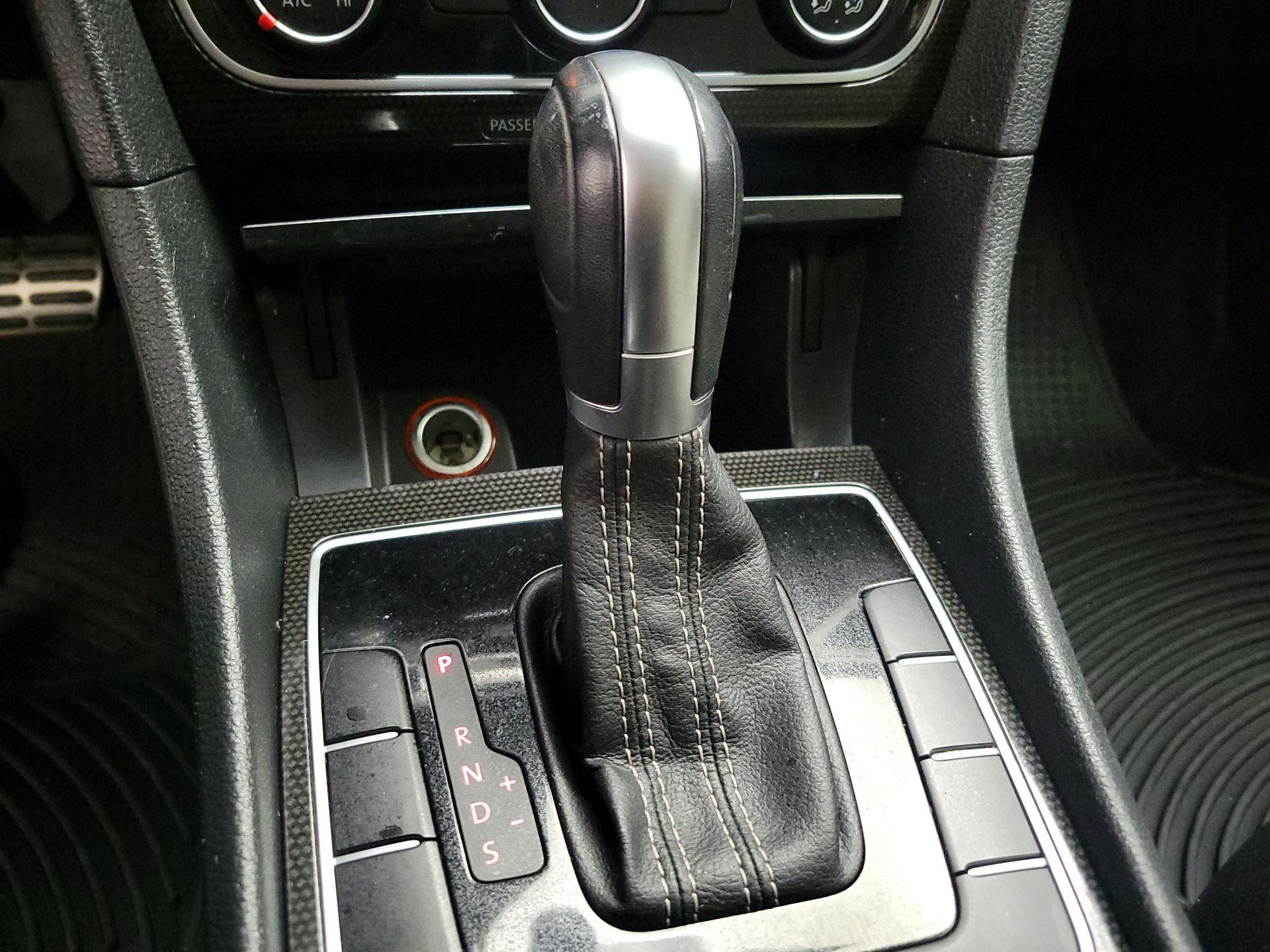 Thumbnail: 2015 Volkswagen Passat - 16