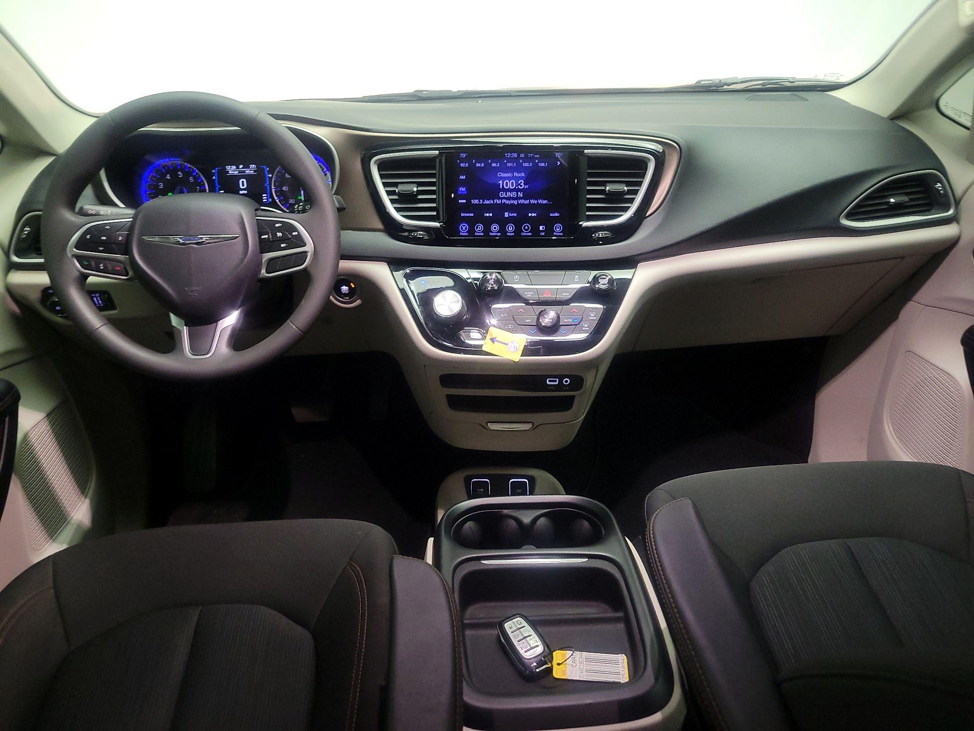 Thumbnail: 2017 Chrysler Pacifica - 9