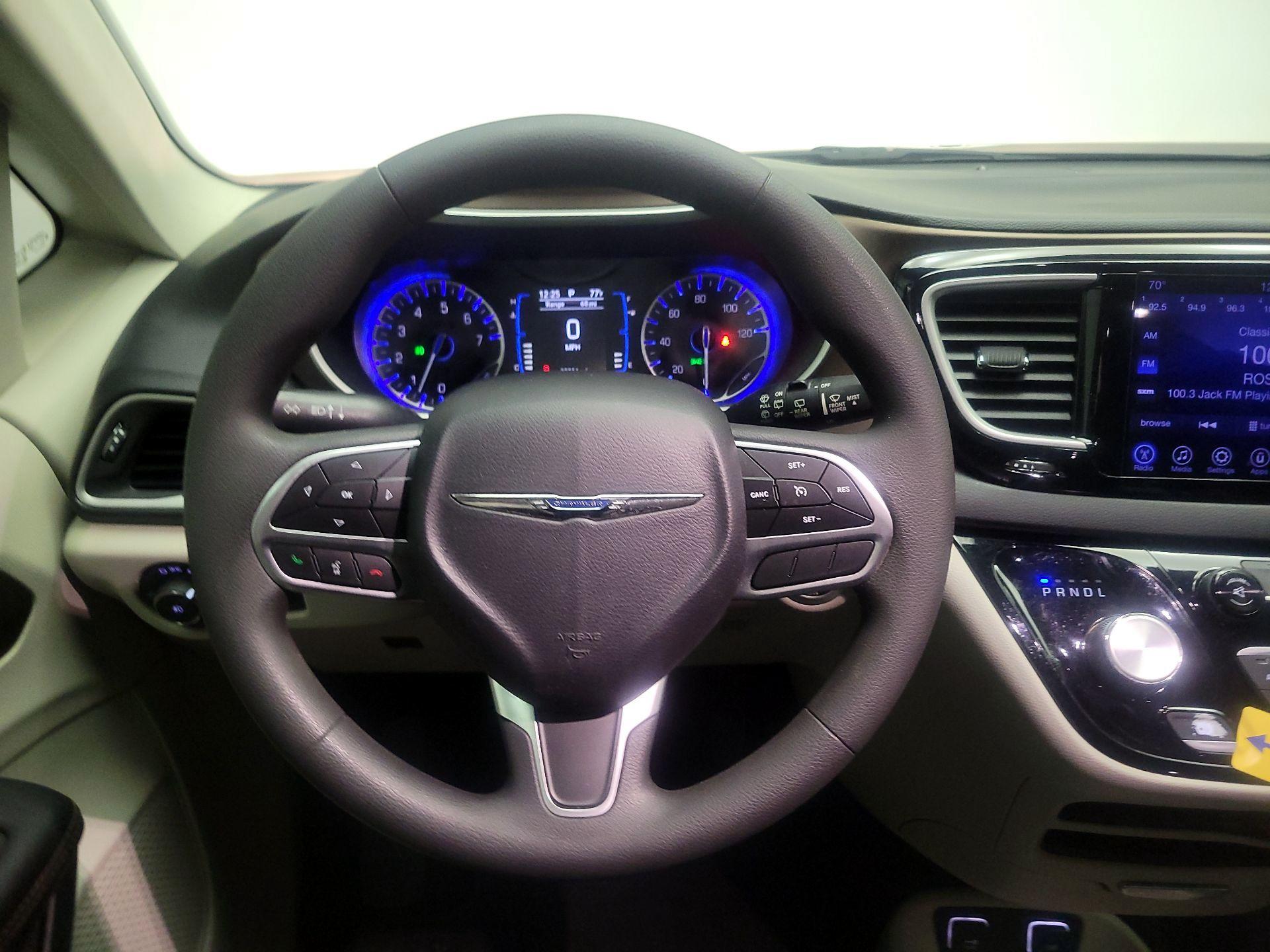 Thumbnail: 2017 Chrysler Pacifica - 10