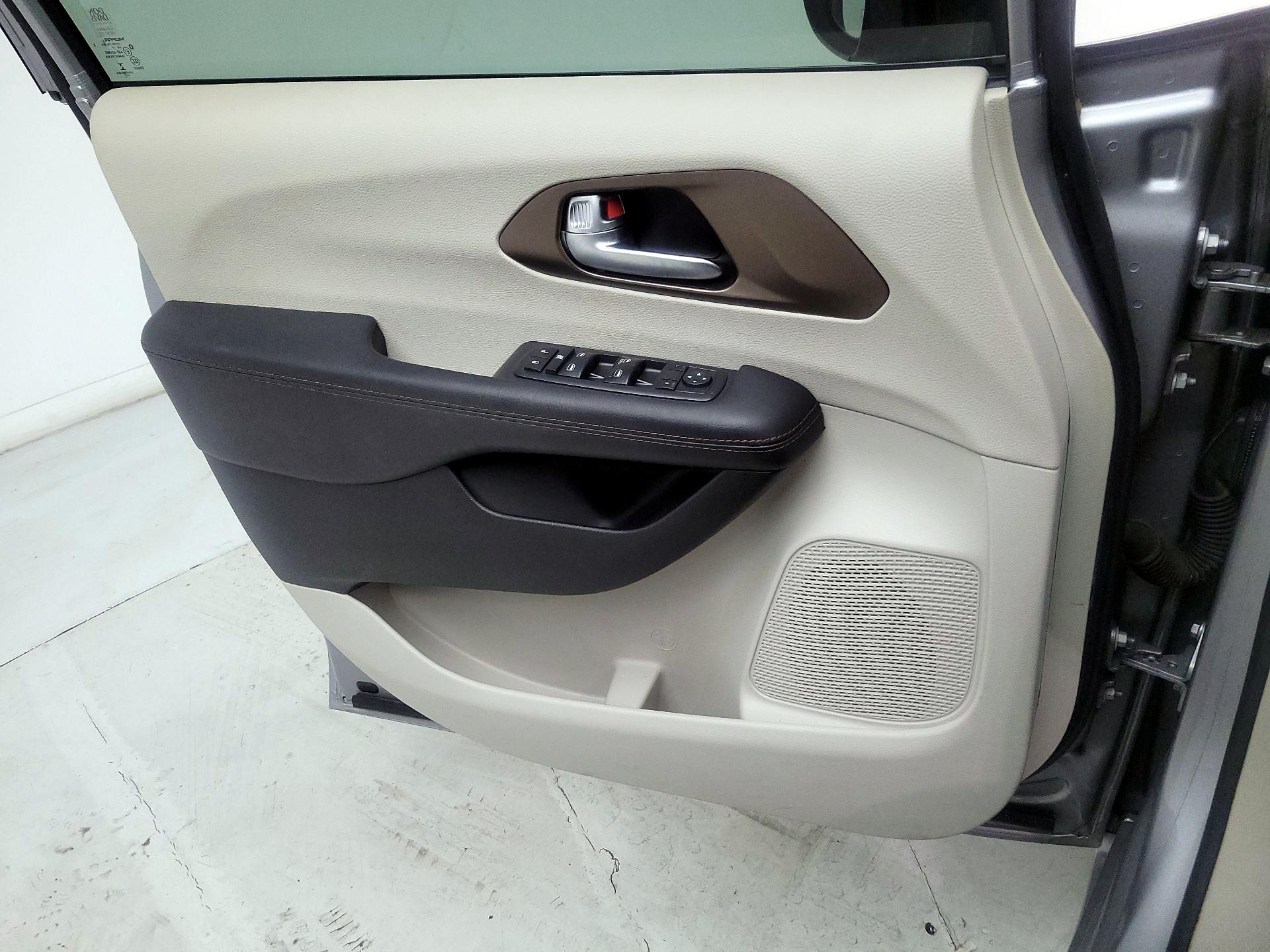 Thumbnail: 2017 Chrysler Pacifica - 12