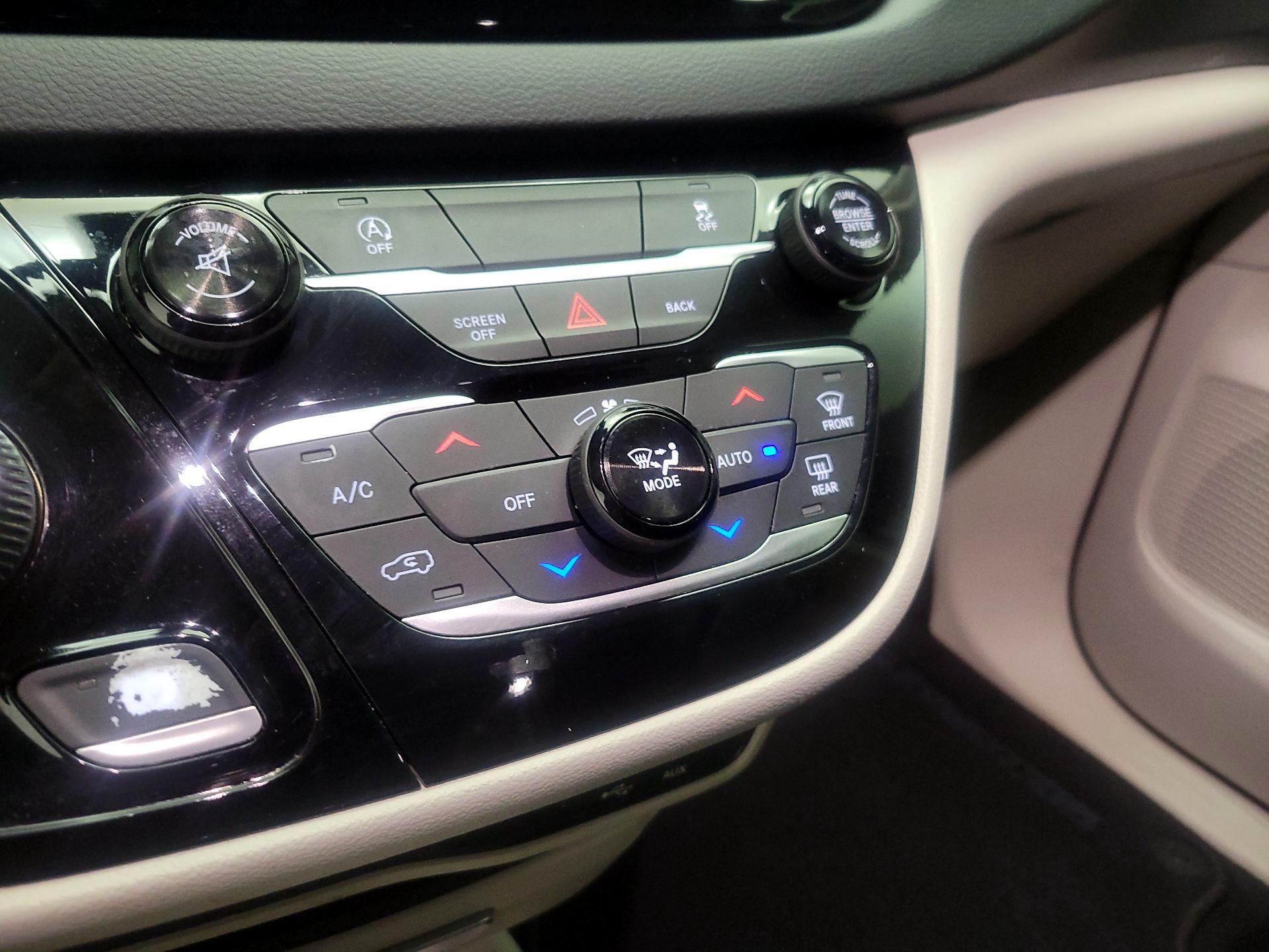 Thumbnail: 2017 Chrysler Pacifica - 16