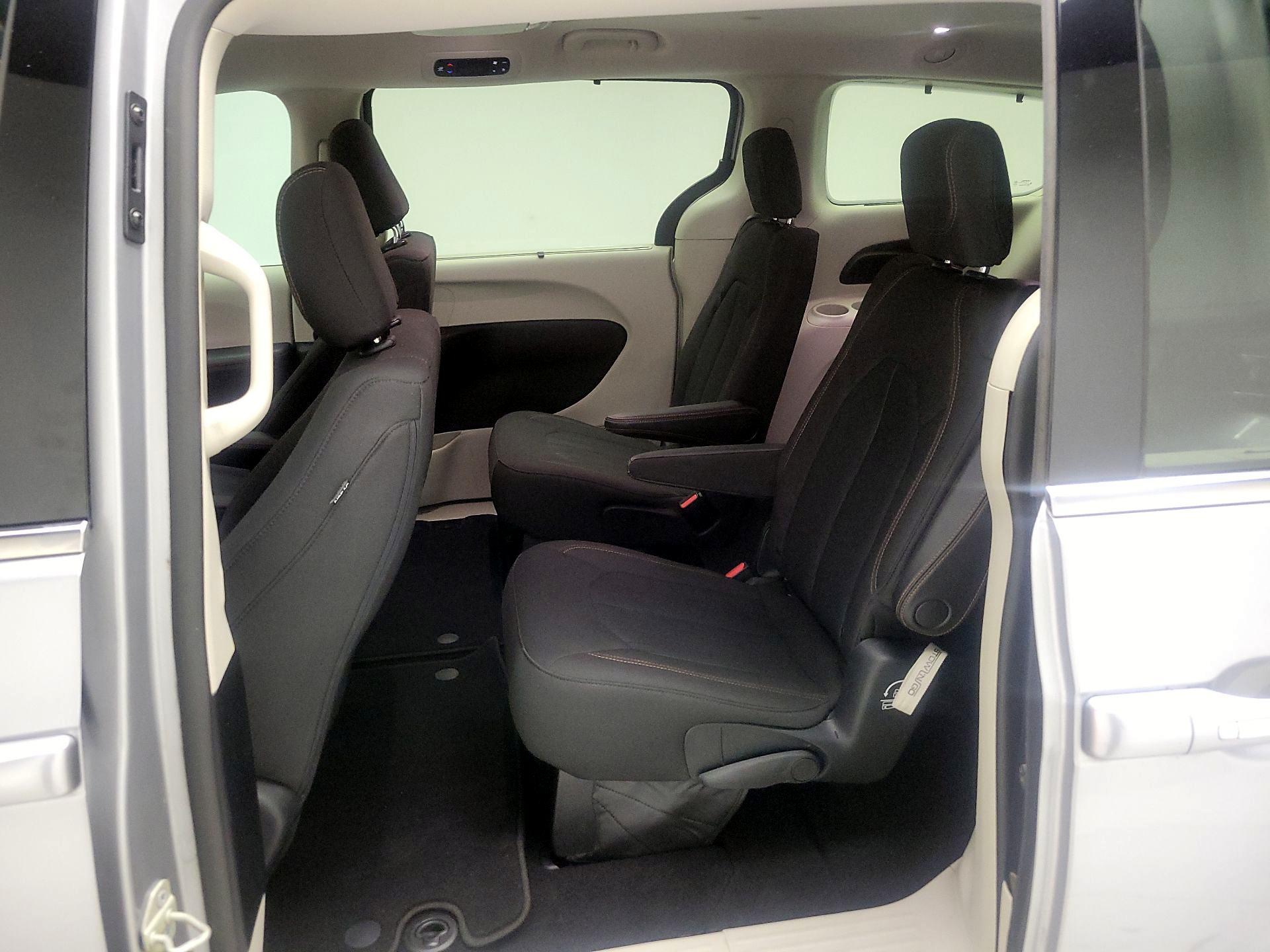Thumbnail: 2017 Chrysler Pacifica - 18