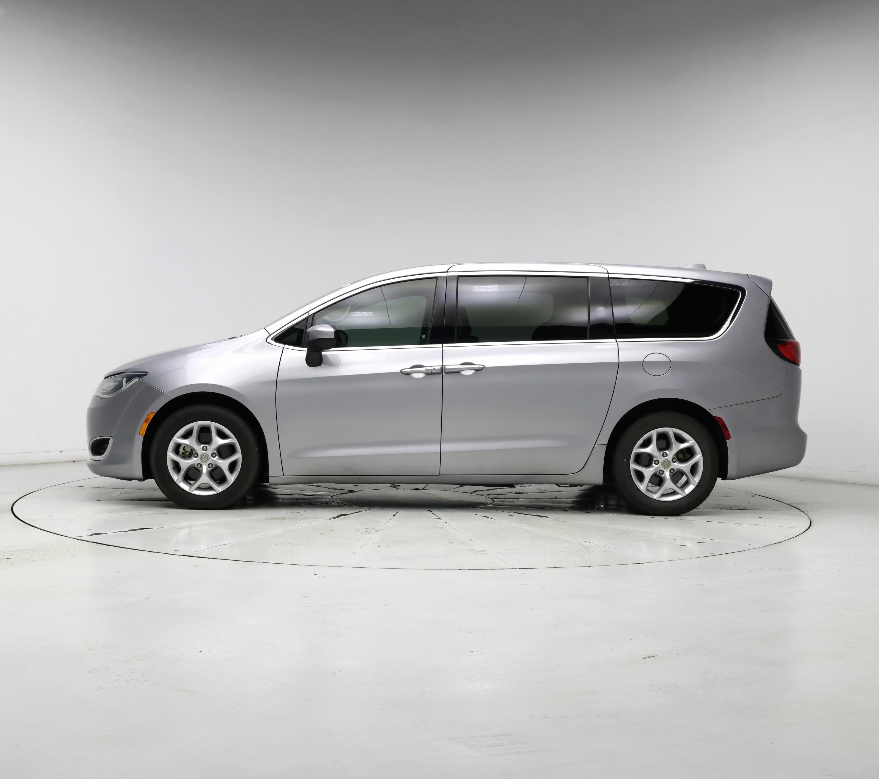 Thumbnail: 2017 Chrysler Pacifica - 3