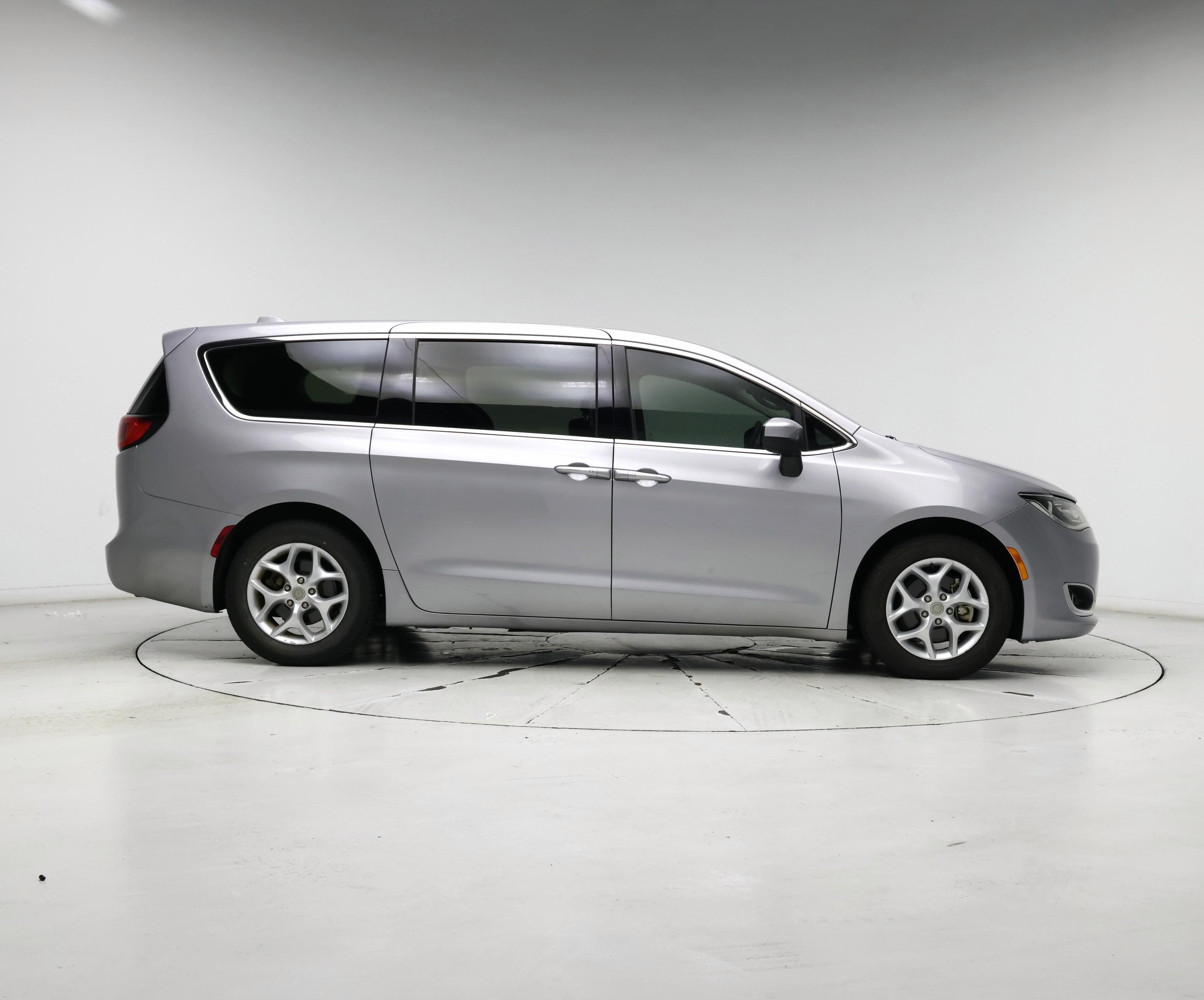 Thumbnail: 2017 Chrysler Pacifica - 7