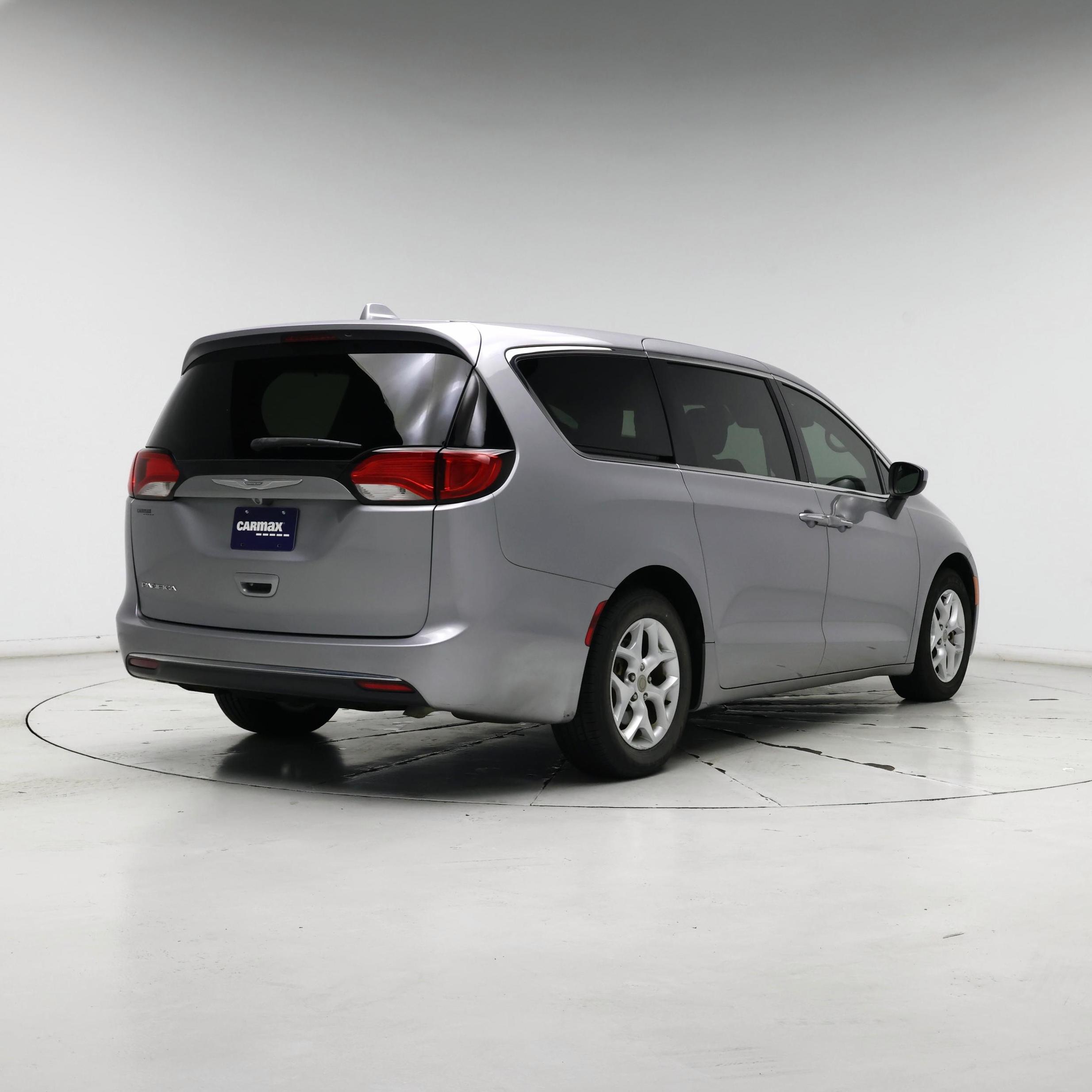 Thumbnail: 2017 Chrysler Pacifica - 8