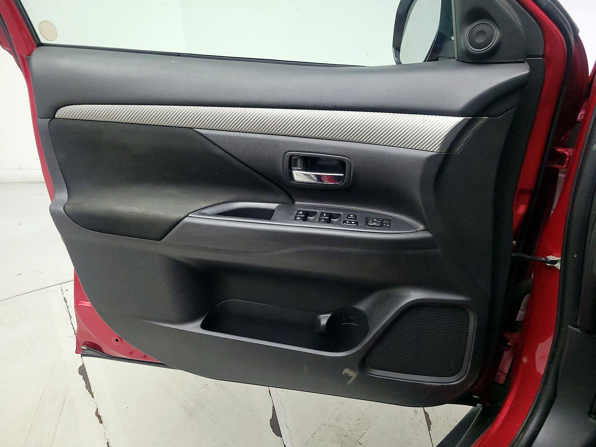 Thumbnail: 2017 Mitsubishi Outlander - 12