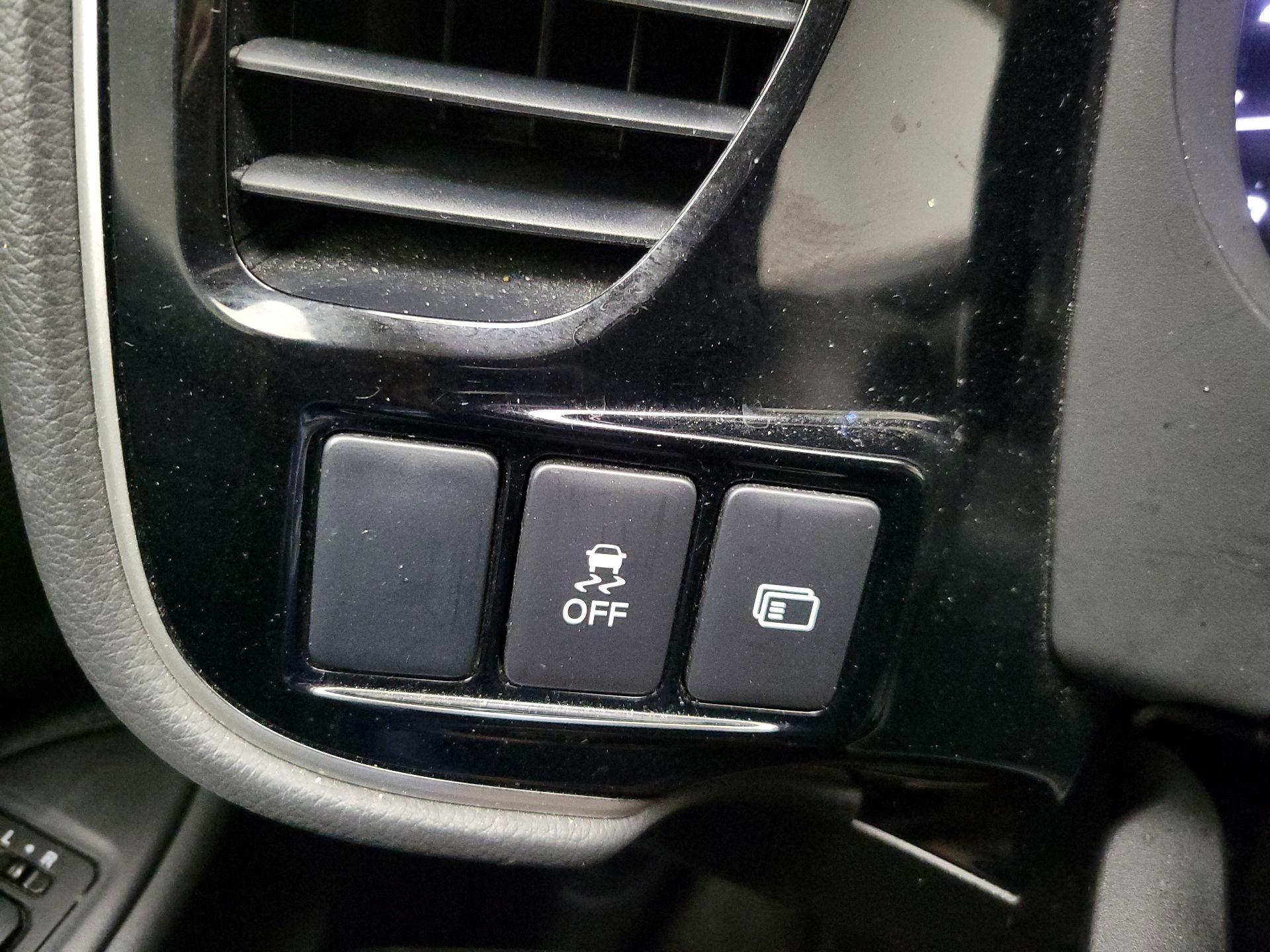Thumbnail: 2017 Mitsubishi Outlander - 13