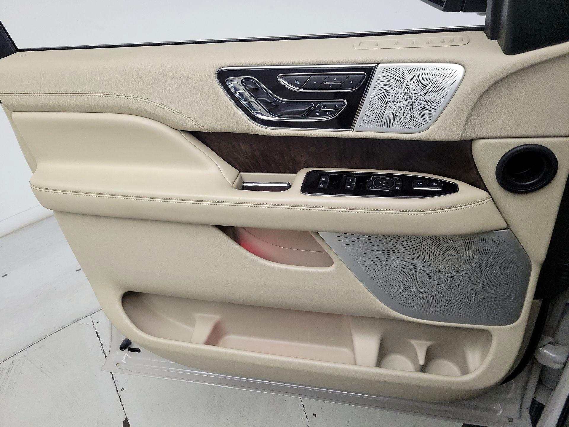 Thumbnail: 2020 Lincoln Navigator - 12