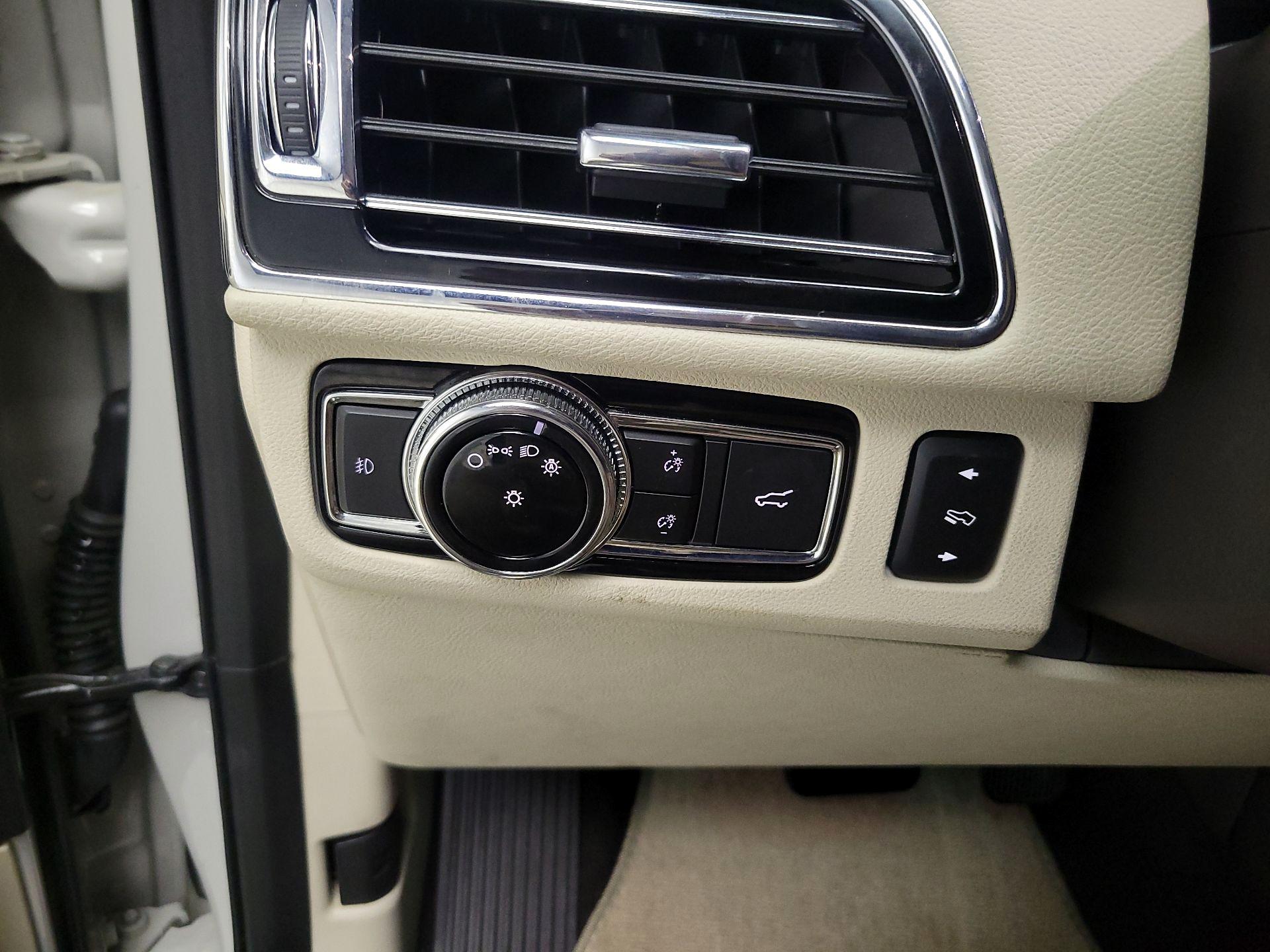 Thumbnail: 2020 Lincoln Navigator - 13