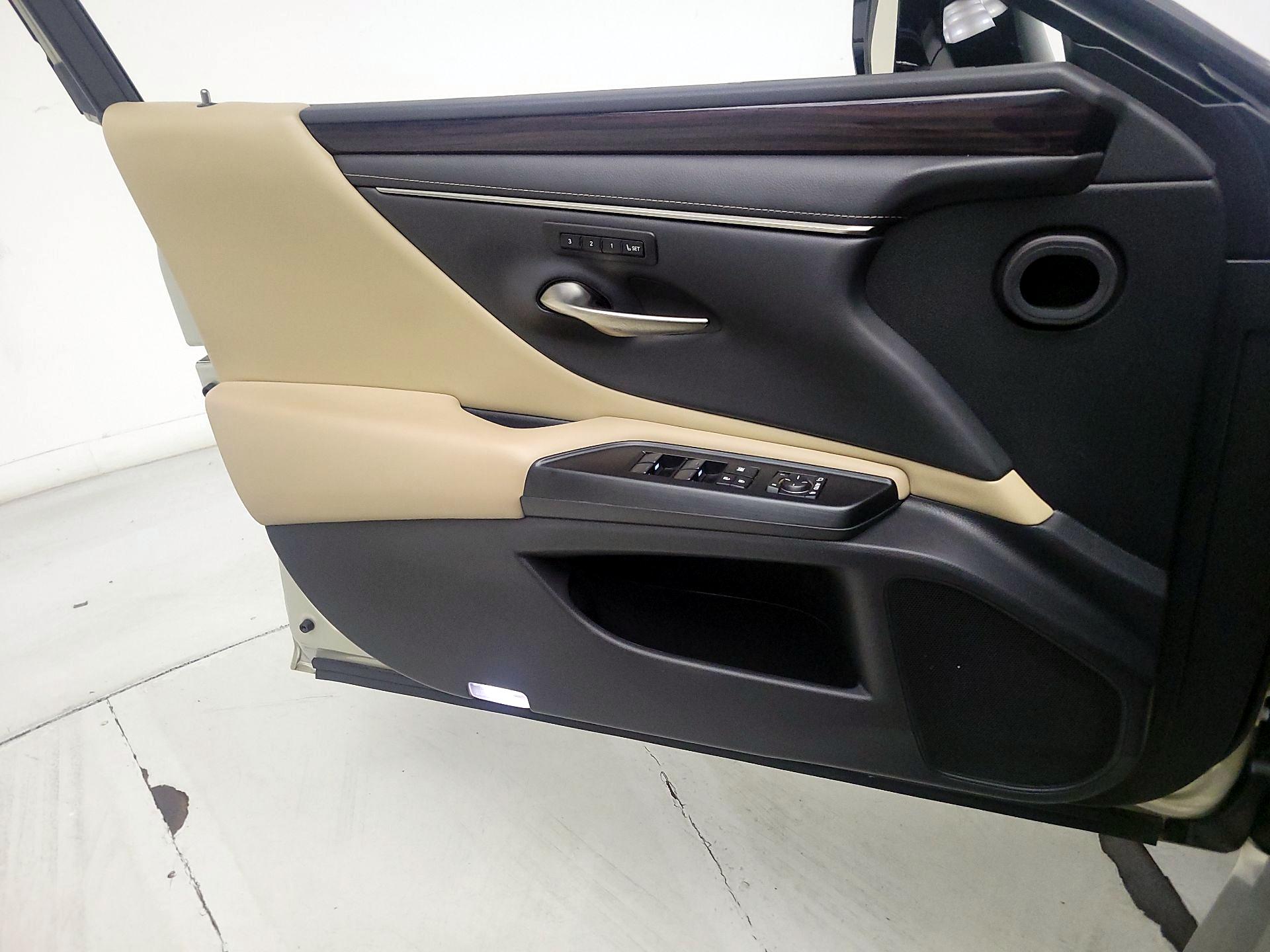 Thumbnail: 2020 Lexus ES - 12