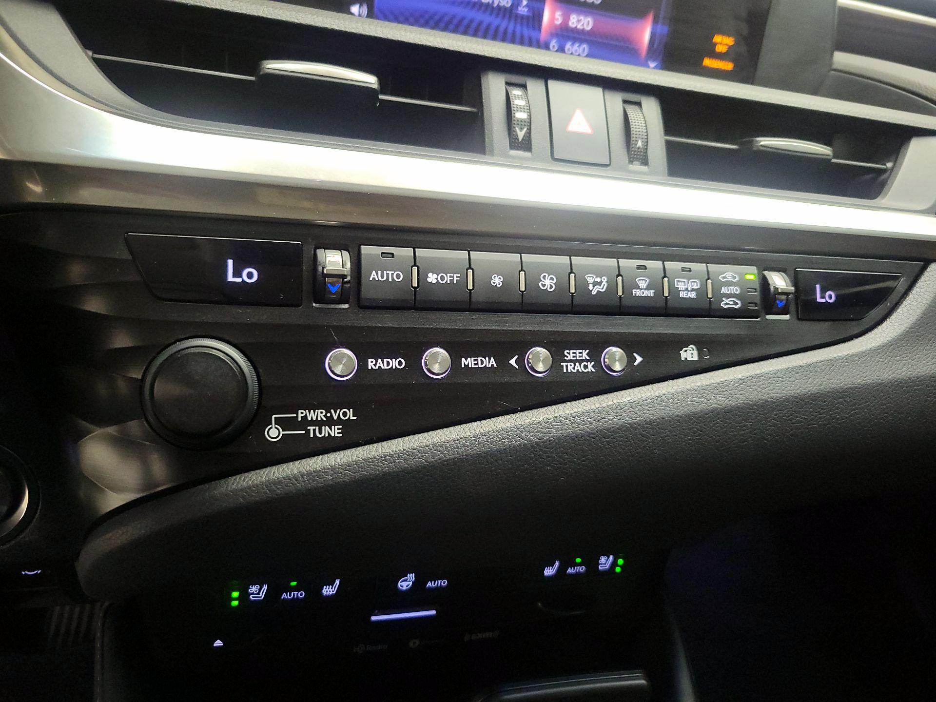 Thumbnail: 2020 Lexus ES - 16