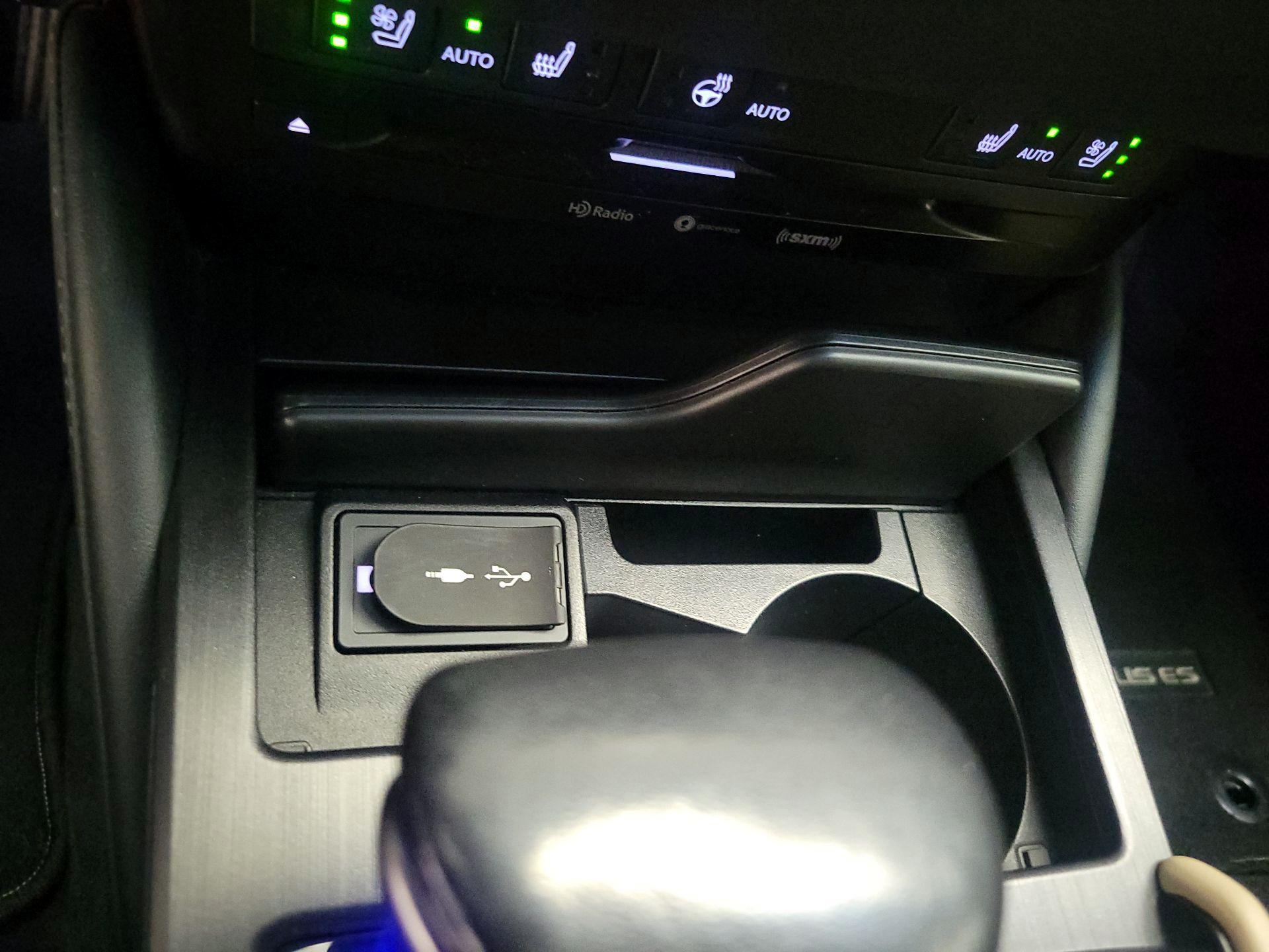 Thumbnail: 2020 Lexus ES - 18