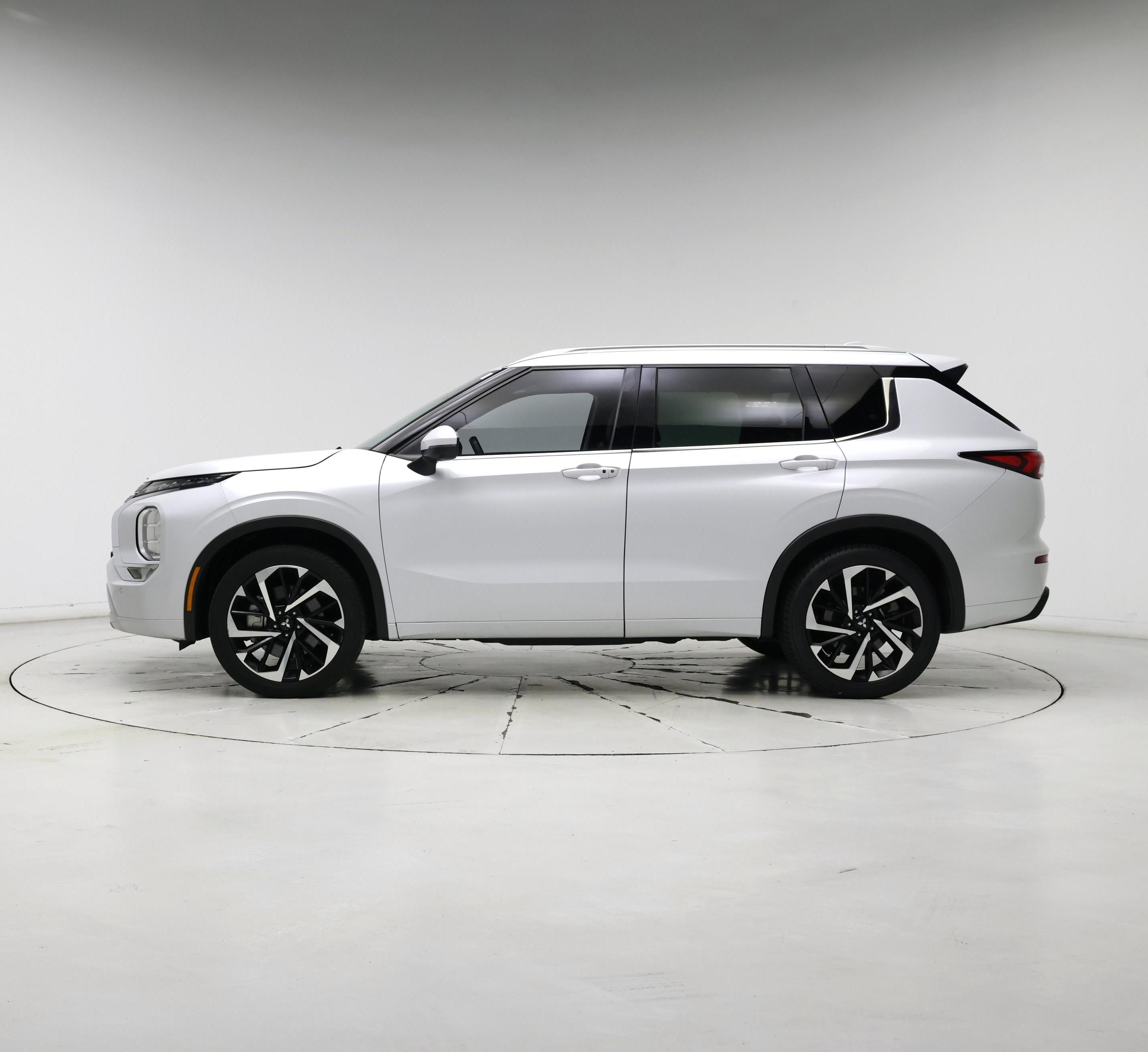 Thumbnail: 2022 Mitsubishi Outlander - 3
