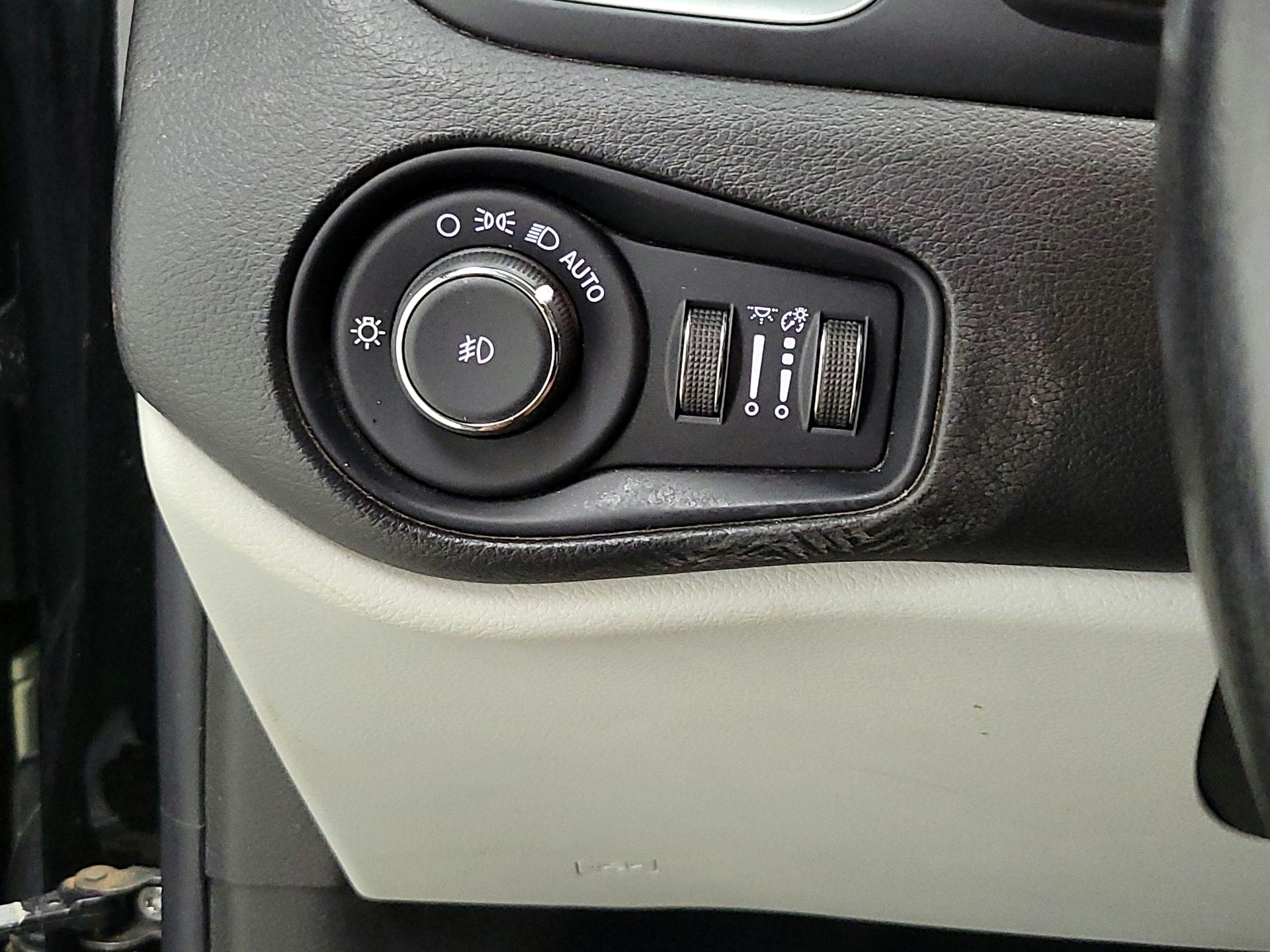 Thumbnail: 2021 Jeep Renegade - 13
