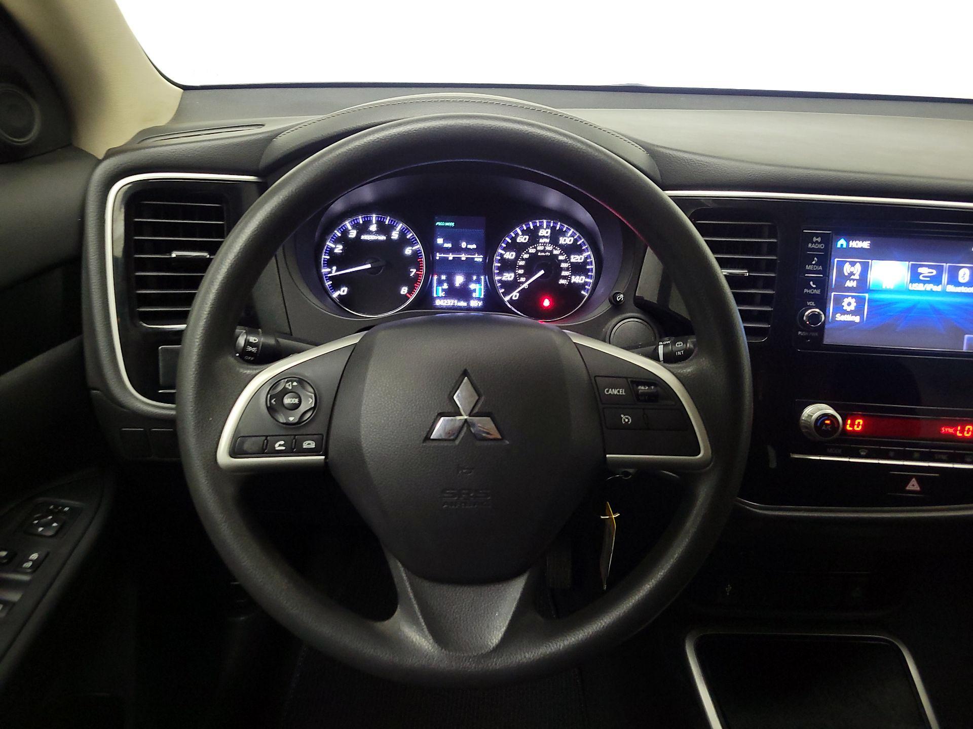 Thumbnail: 2020 Mitsubishi Outlander - 10