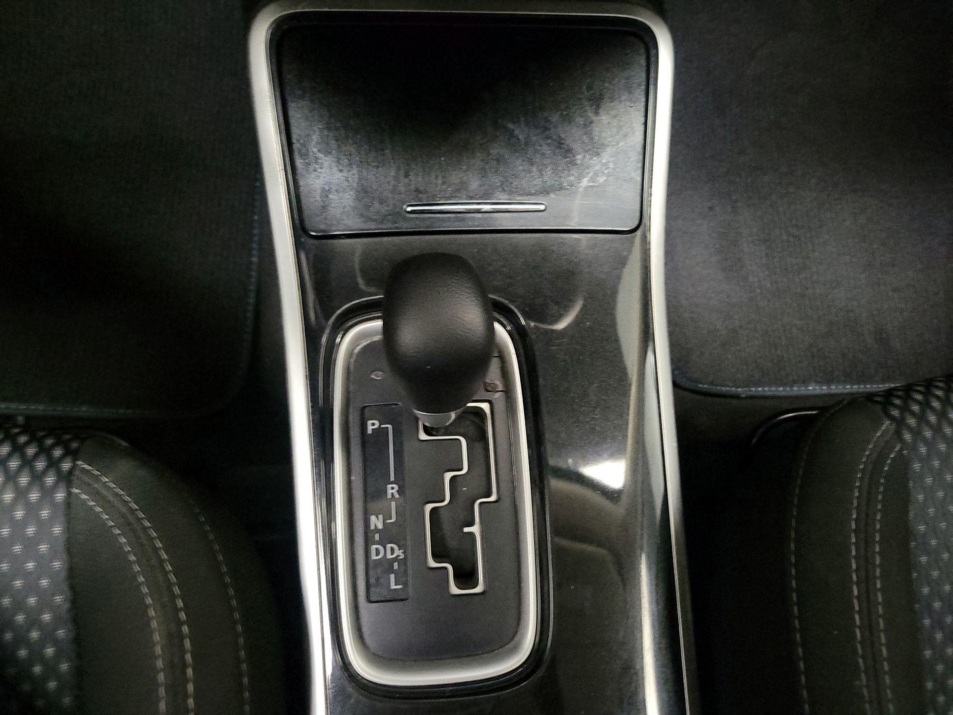 Thumbnail: 2020 Mitsubishi Outlander - 17