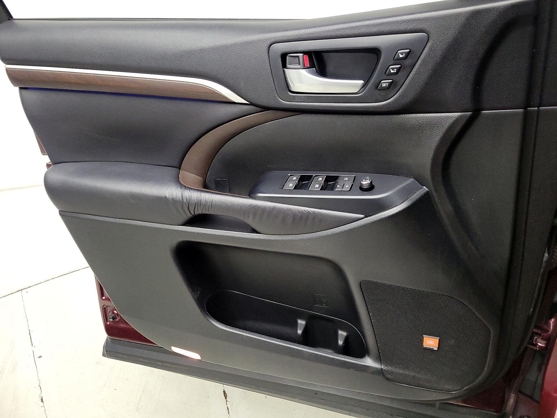 Thumbnail: 2016 Toyota Highlander - 12