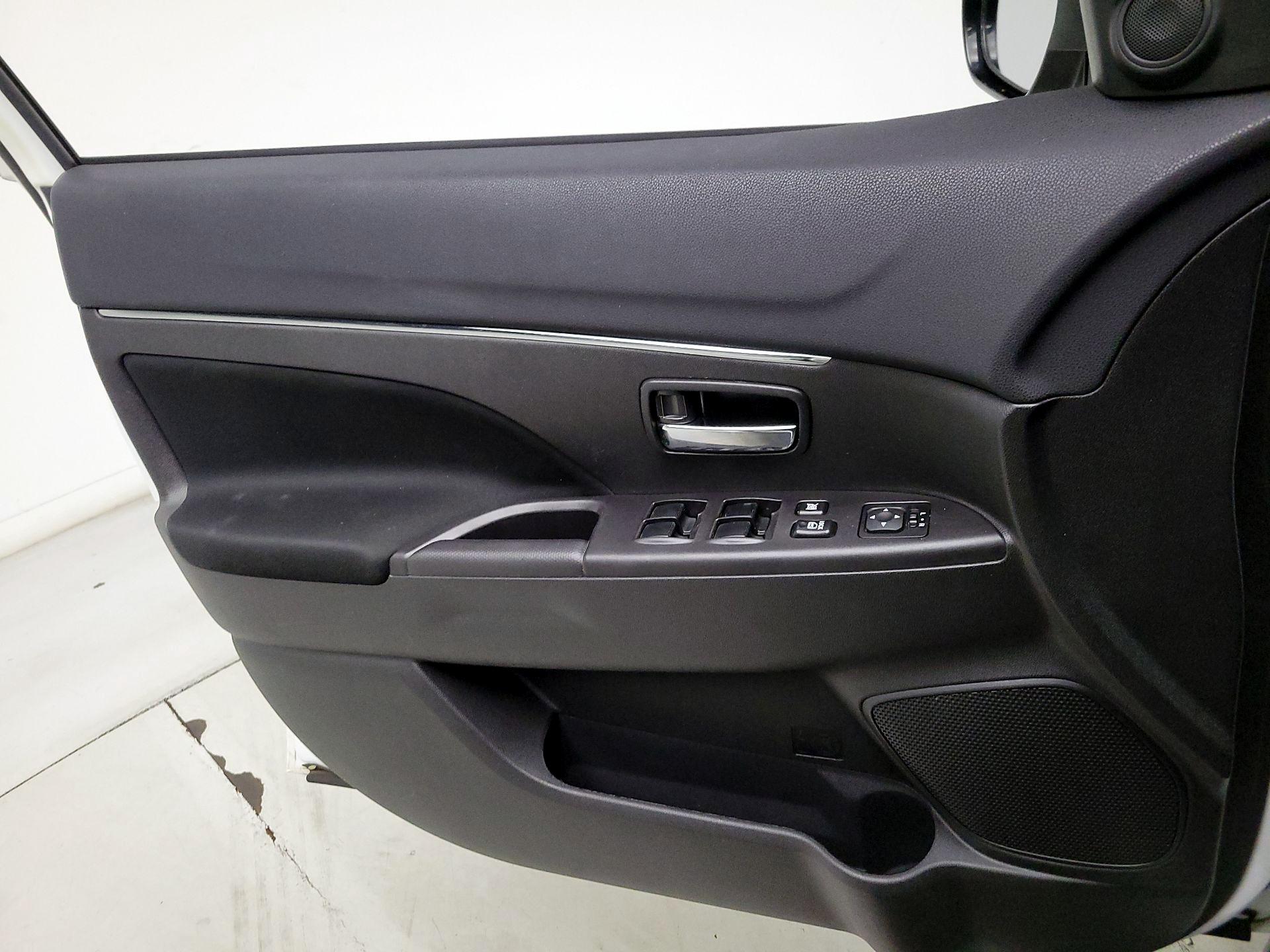 Thumbnail: 2014 Mitsubishi Outlander Sport - 12