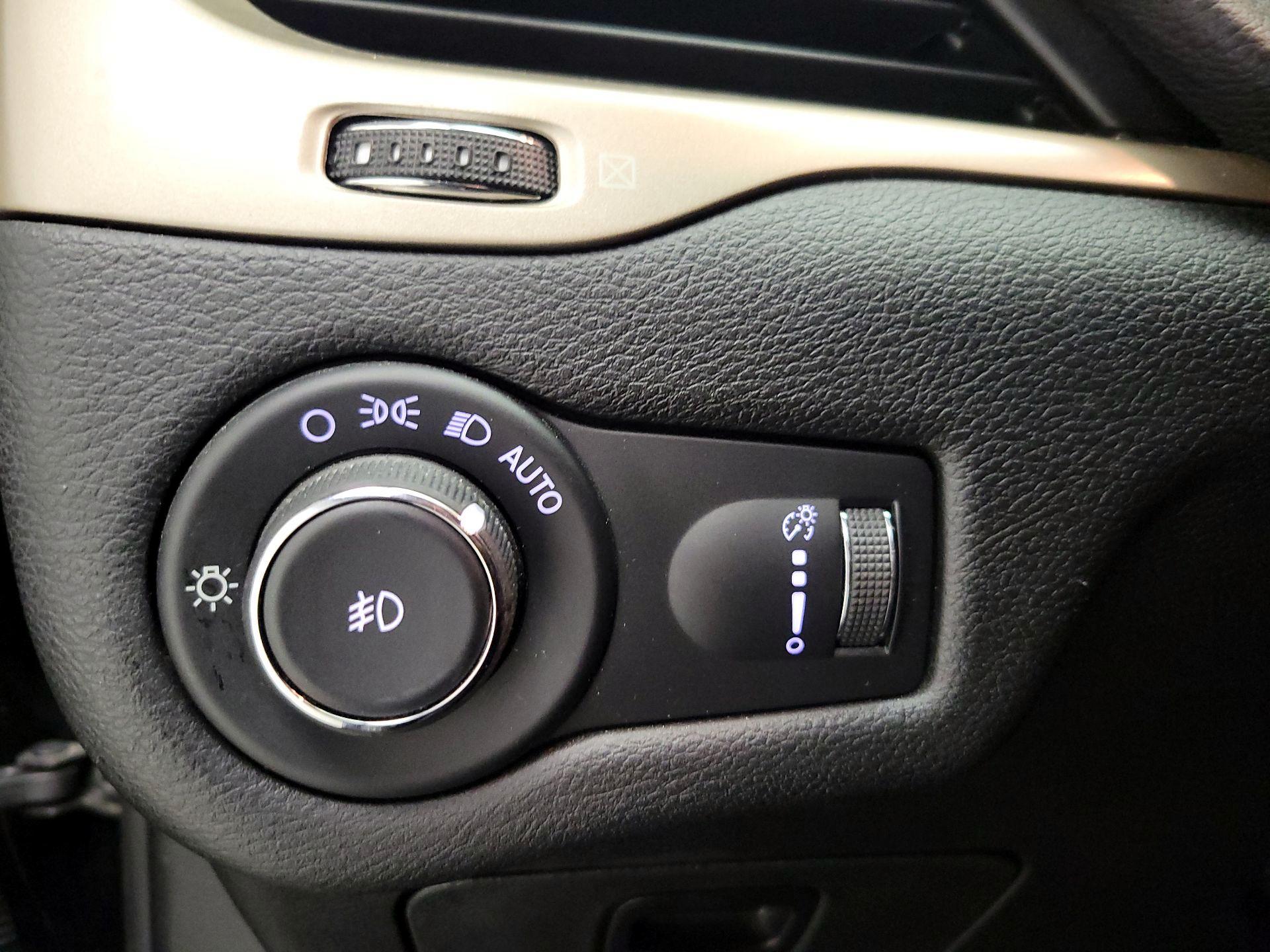 Thumbnail: 2018 Jeep Cherokee - 13