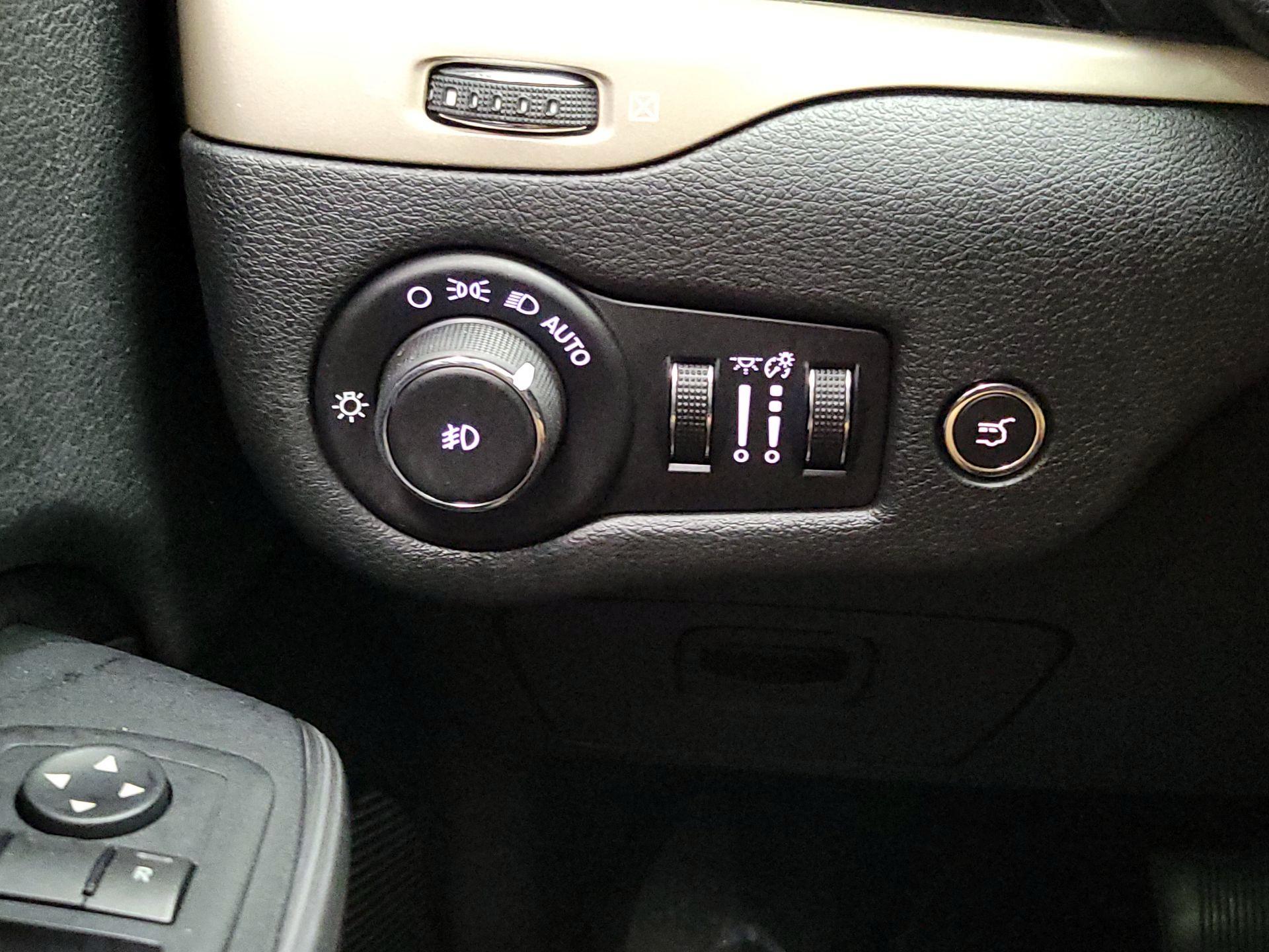 Thumbnail: 2015 Jeep Cherokee - 13