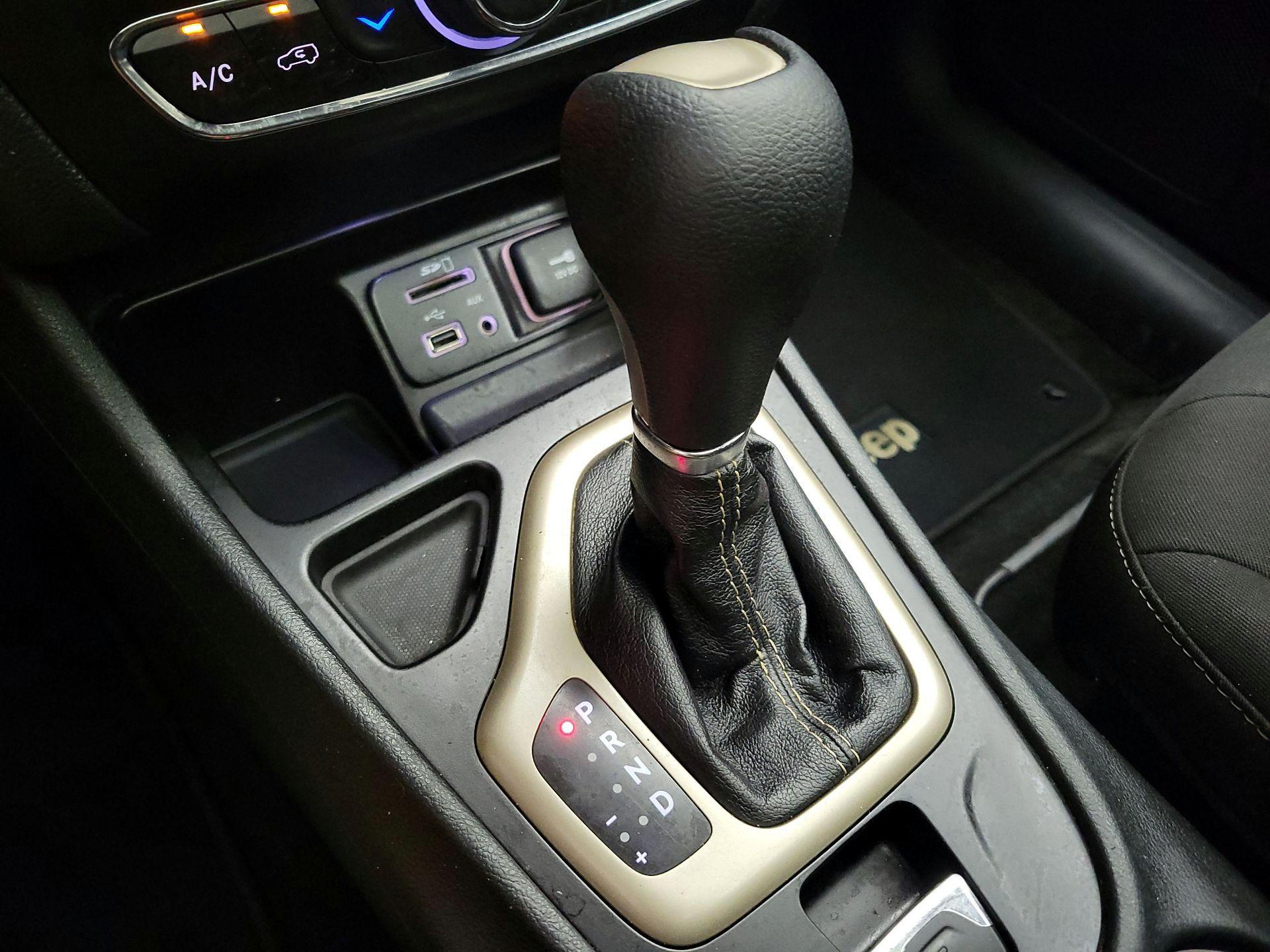 Thumbnail: 2015 Jeep Cherokee - 18