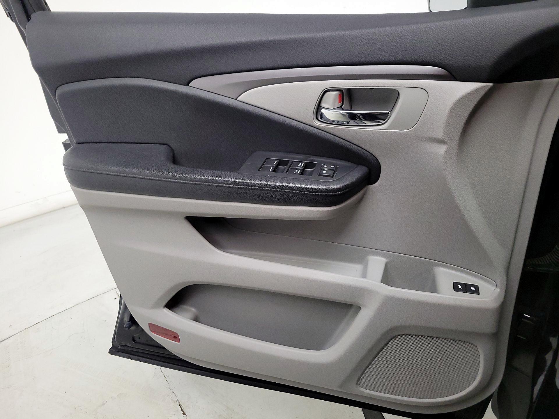 Thumbnail: 2016 Honda Pilot - 12