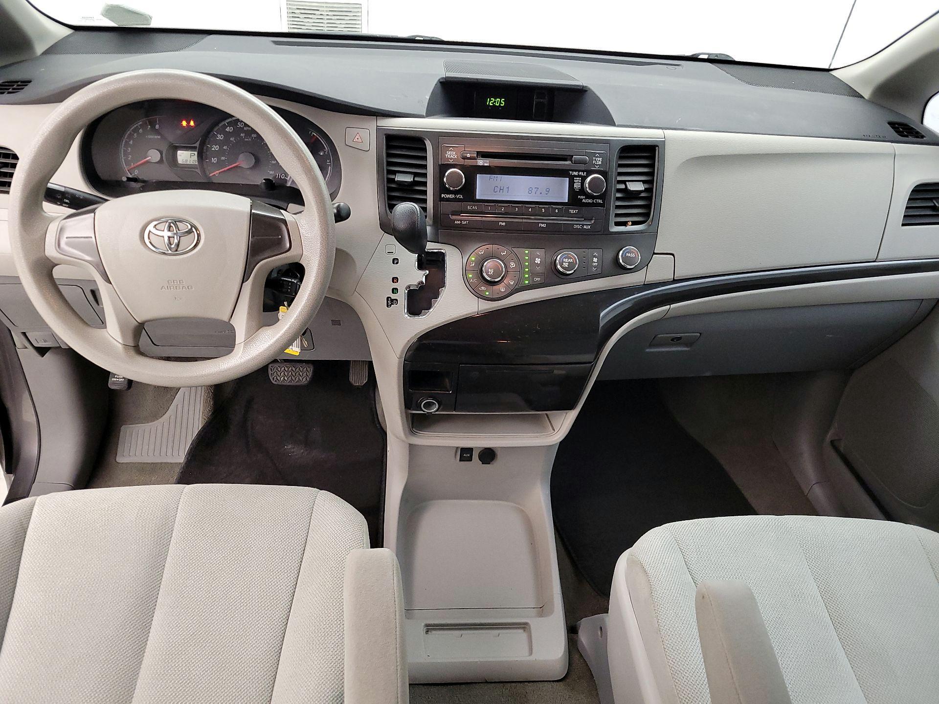 Thumbnail: 2014 Toyota Sienna - 9