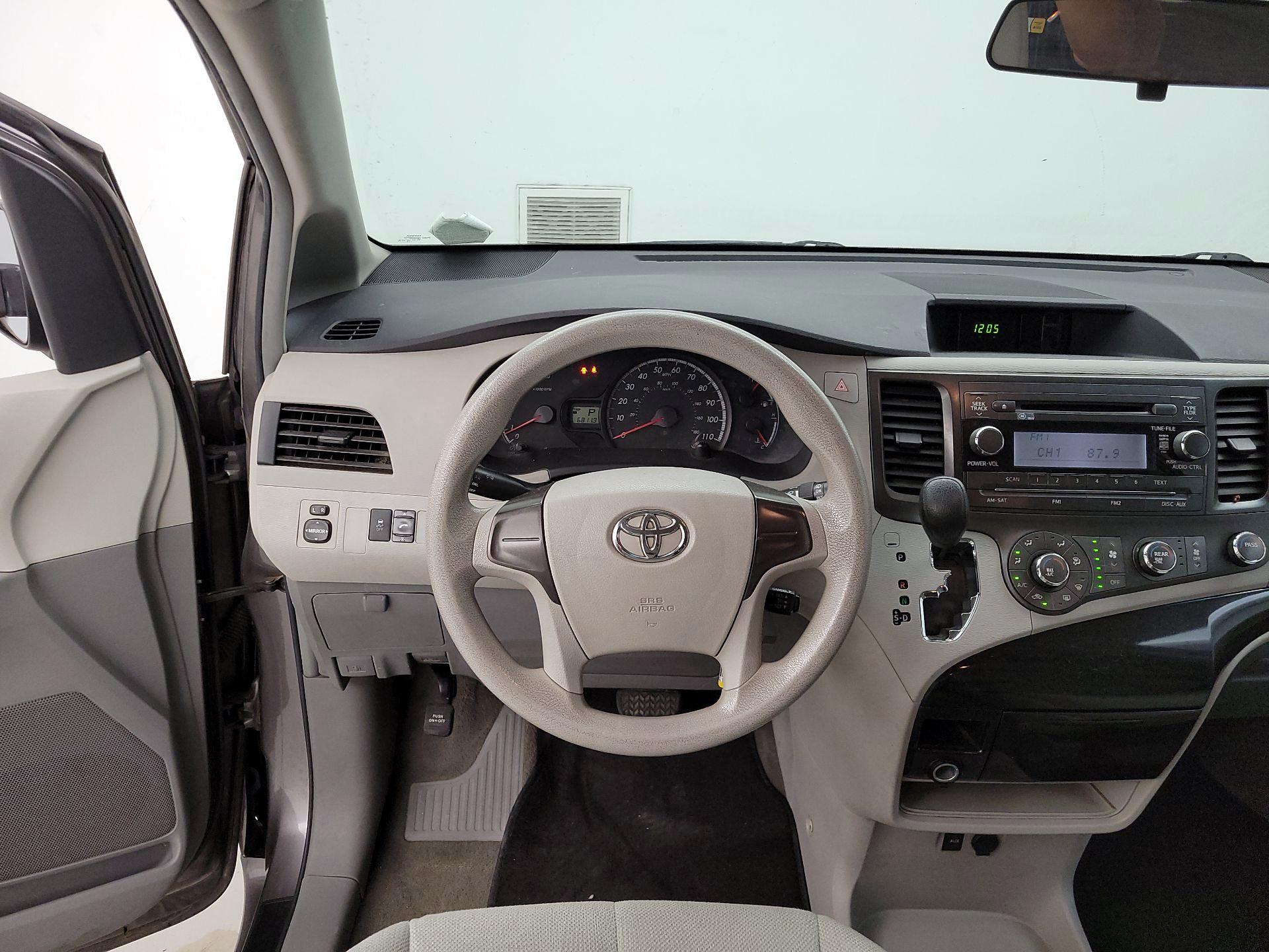Thumbnail: 2014 Toyota Sienna - 10