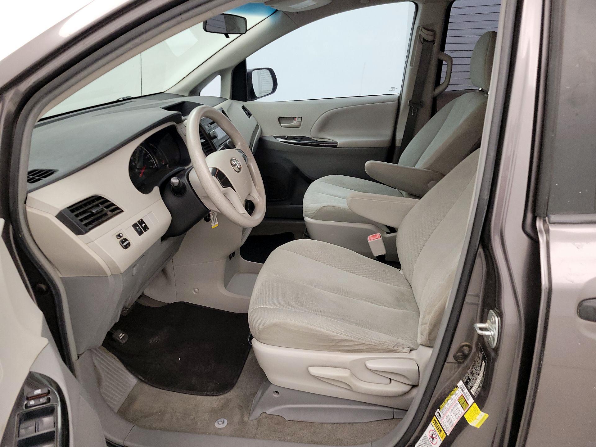 Thumbnail: 2014 Toyota Sienna - 11
