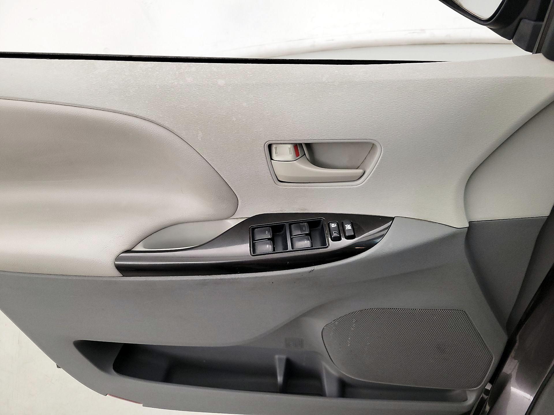 Thumbnail: 2014 Toyota Sienna - 12