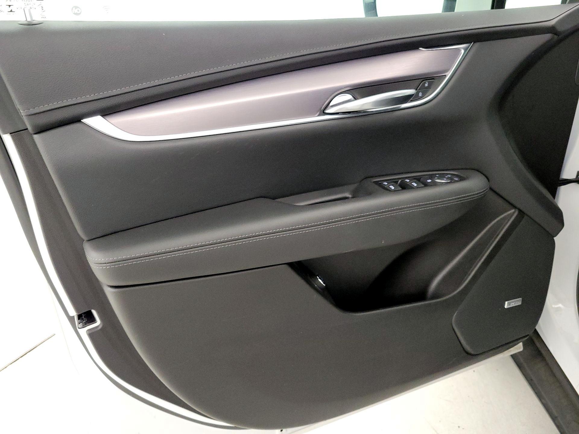 Thumbnail: 2022 Cadillac XT5 - 12