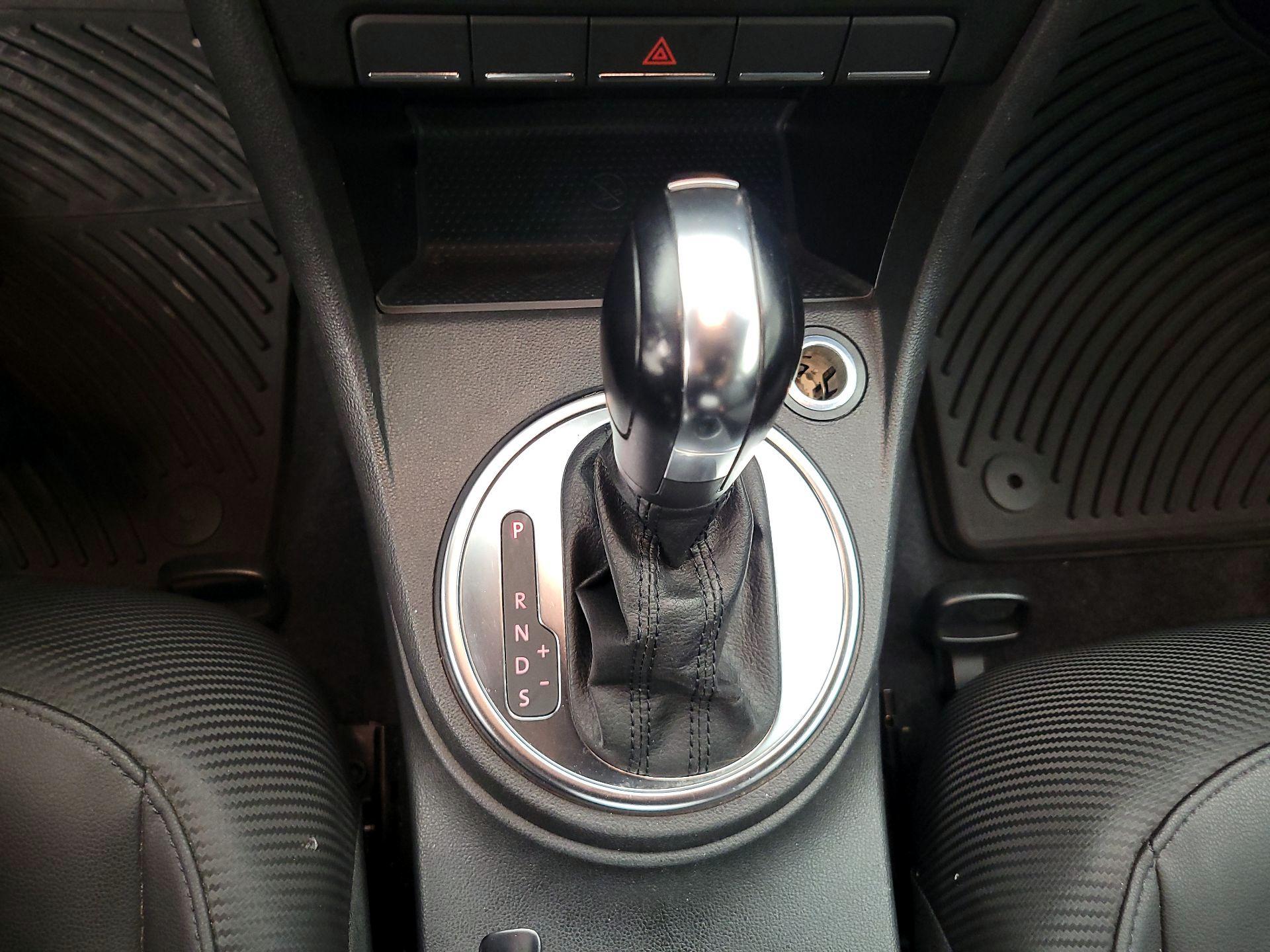 Thumbnail: 2013 Volkswagen Beetle - 16