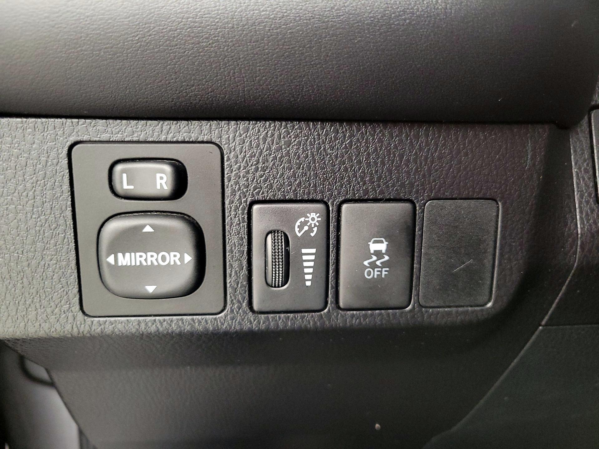 Thumbnail: 2015 Toyota RAV4 - 13
