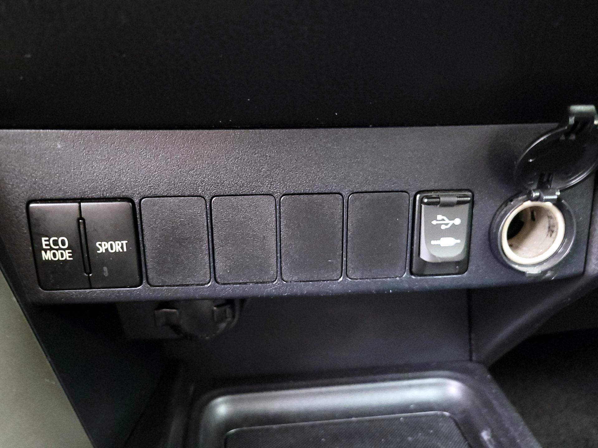 Thumbnail: 2015 Toyota RAV4 - 18
