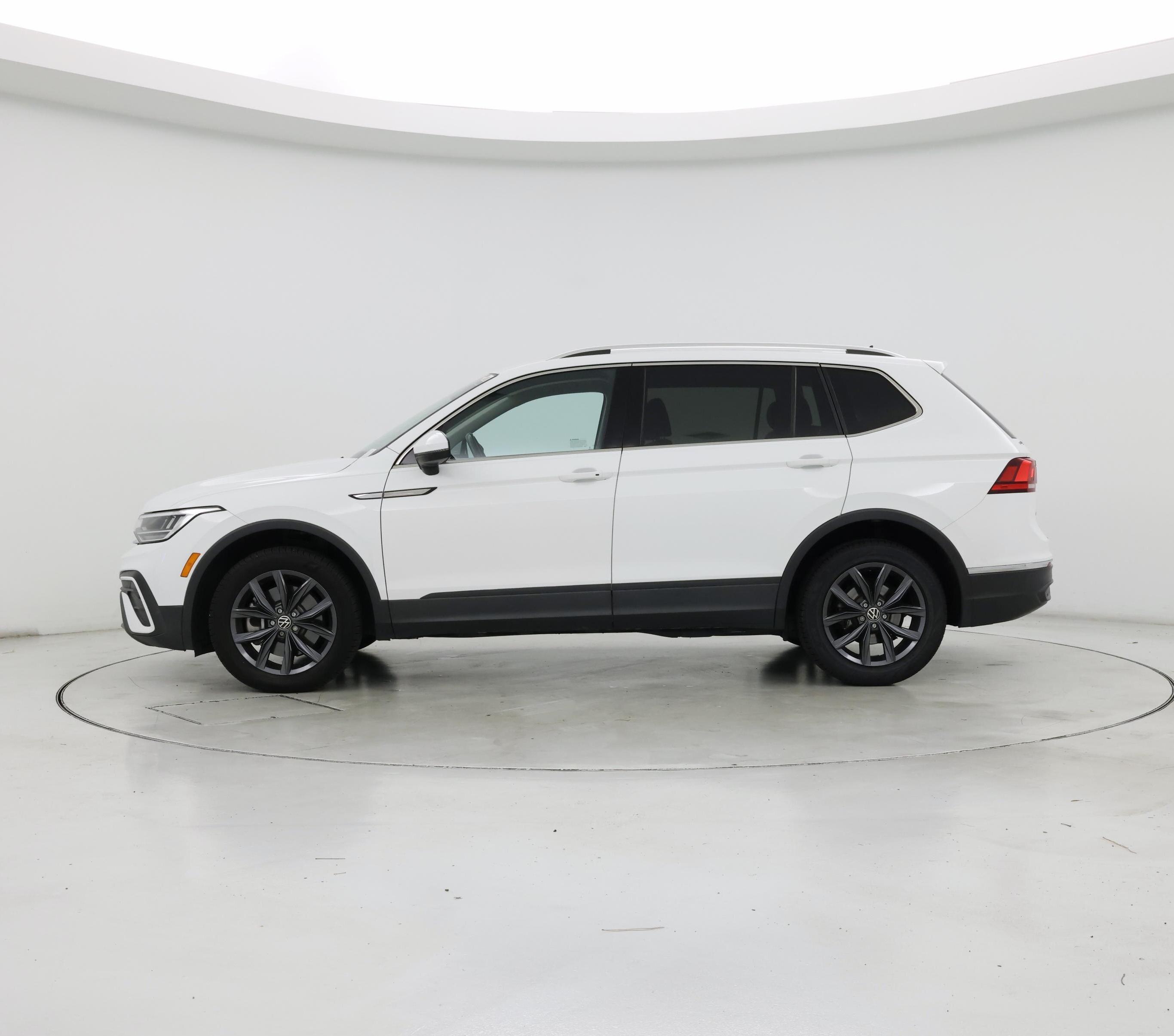 Thumbnail: 2022 Volkswagen Tiguan - 3