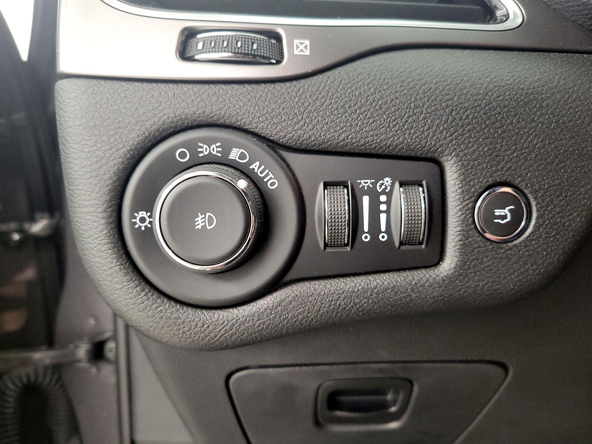Thumbnail: 2019 Jeep Cherokee - 13