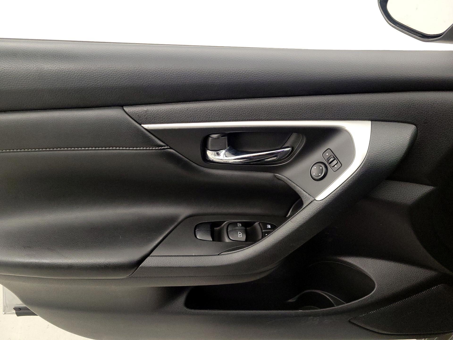 Thumbnail: 2016 Nissan Altima - 12