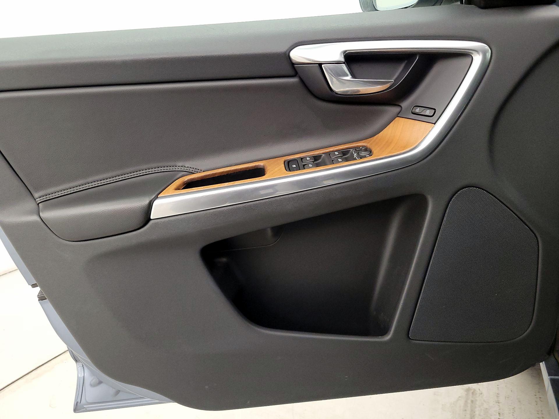 Thumbnail: 2017 Volvo XC60 - 12