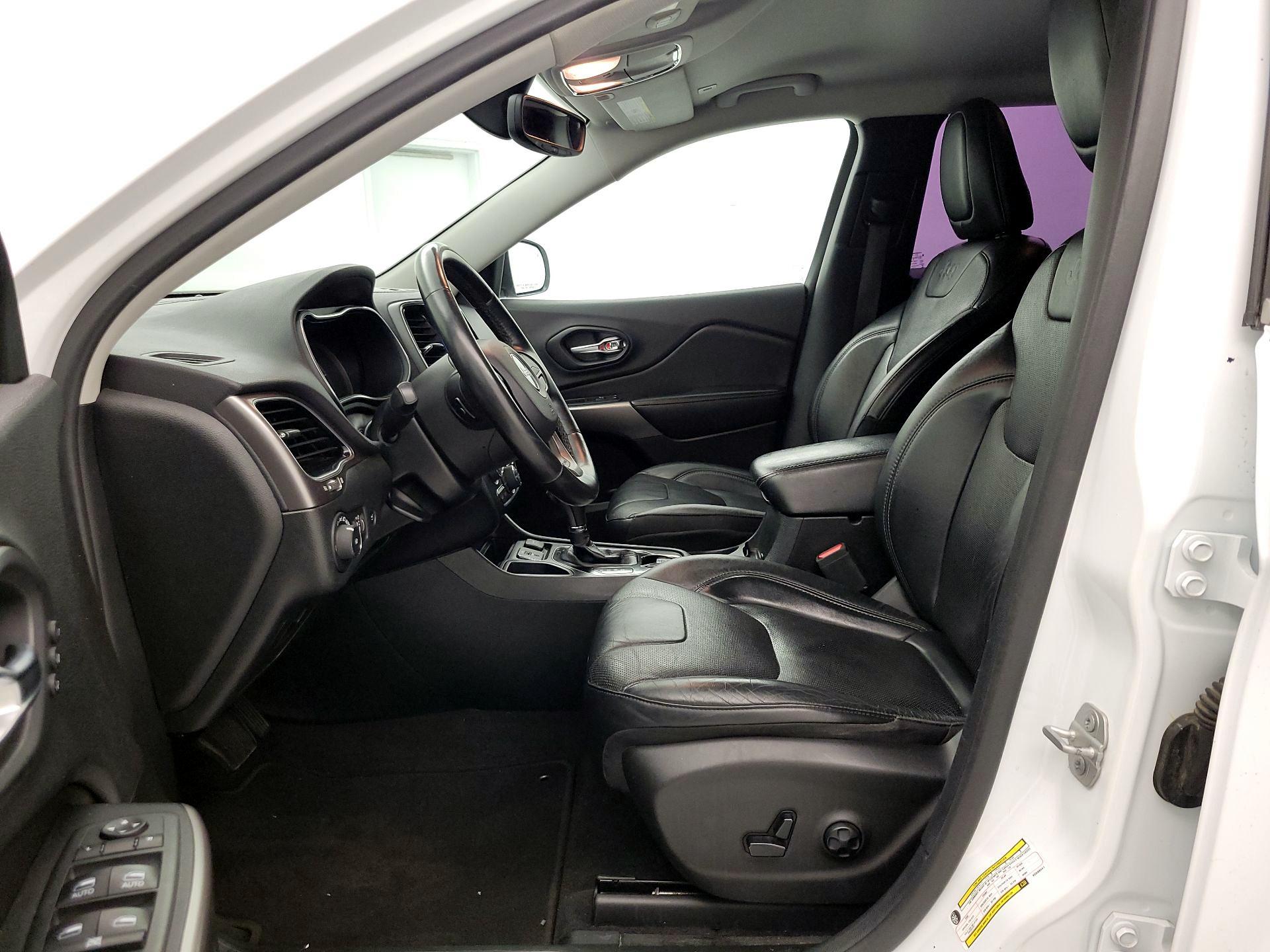 Thumbnail: 2019 Jeep Cherokee - 11