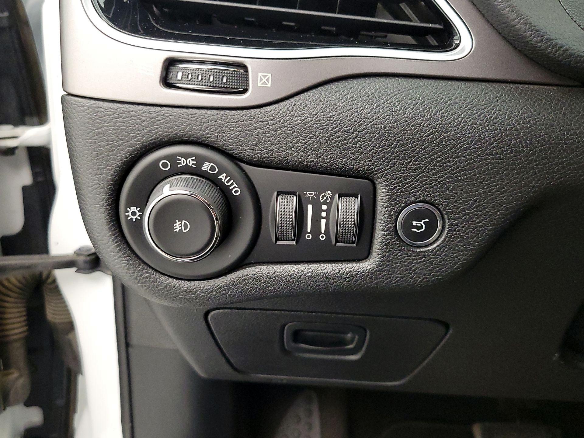 Thumbnail: 2019 Jeep Cherokee - 13