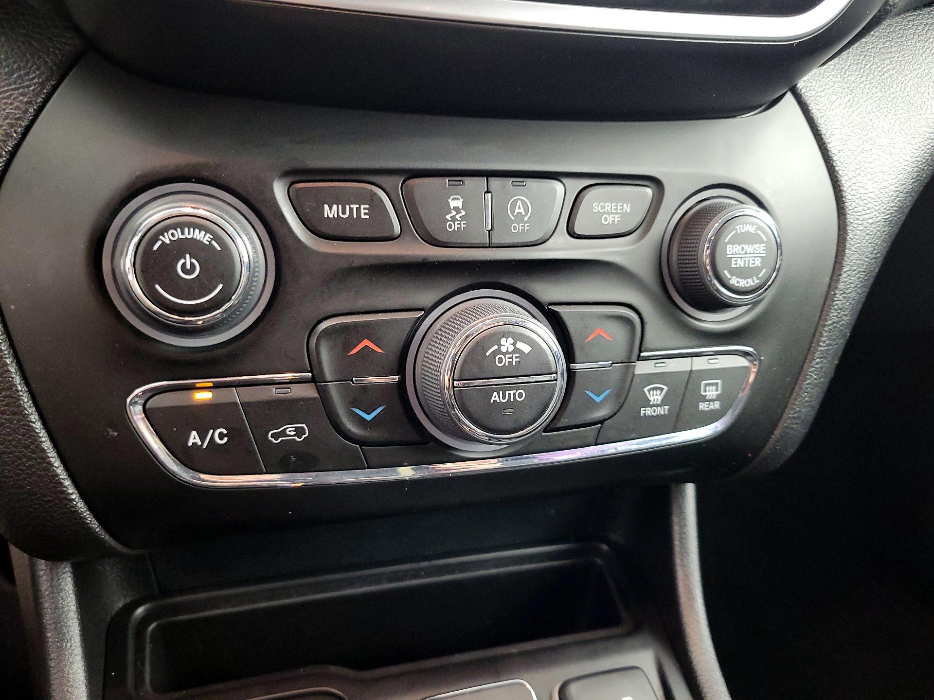 Thumbnail: 2019 Jeep Cherokee - 16