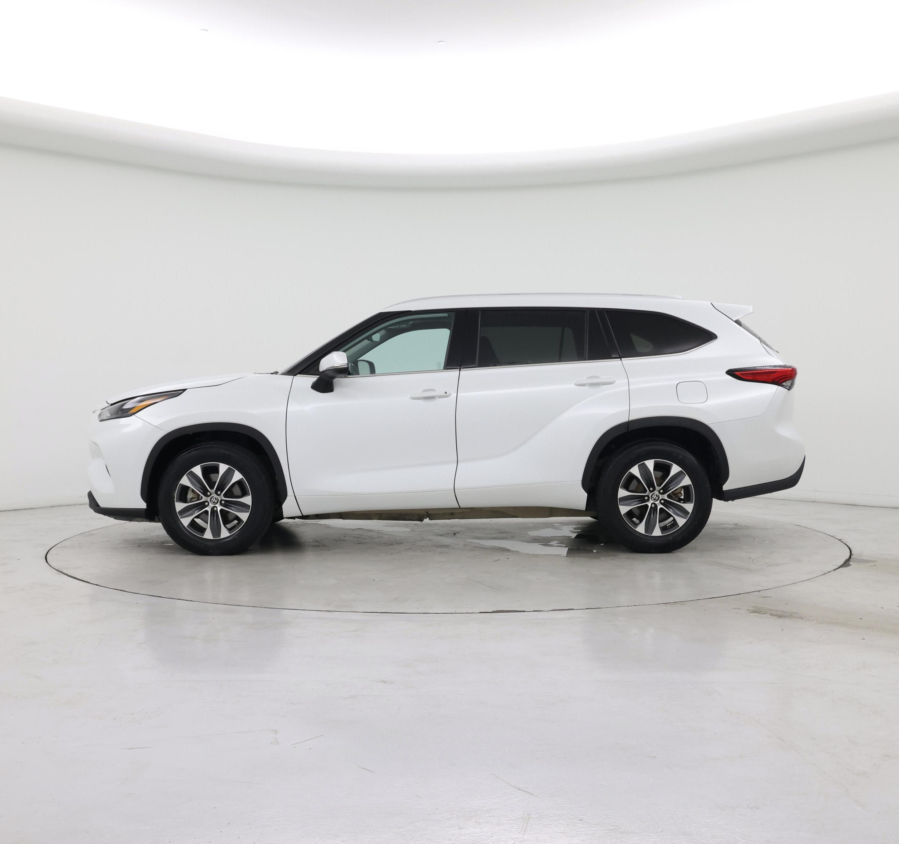 Thumbnail: 2022 Toyota Highlander - 3