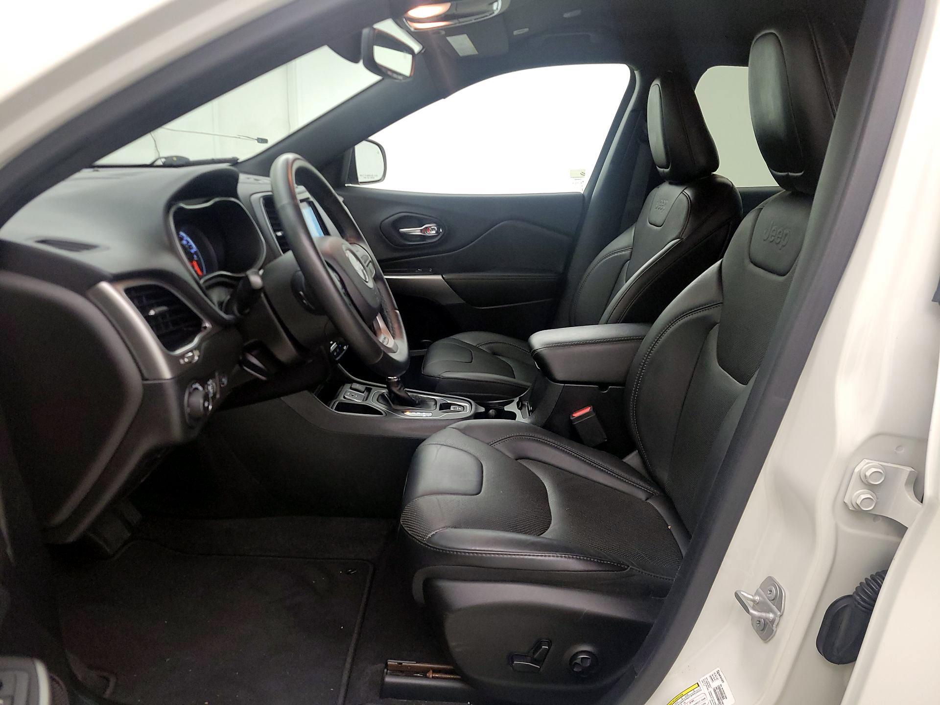 Thumbnail: 2019 Jeep Cherokee - 11