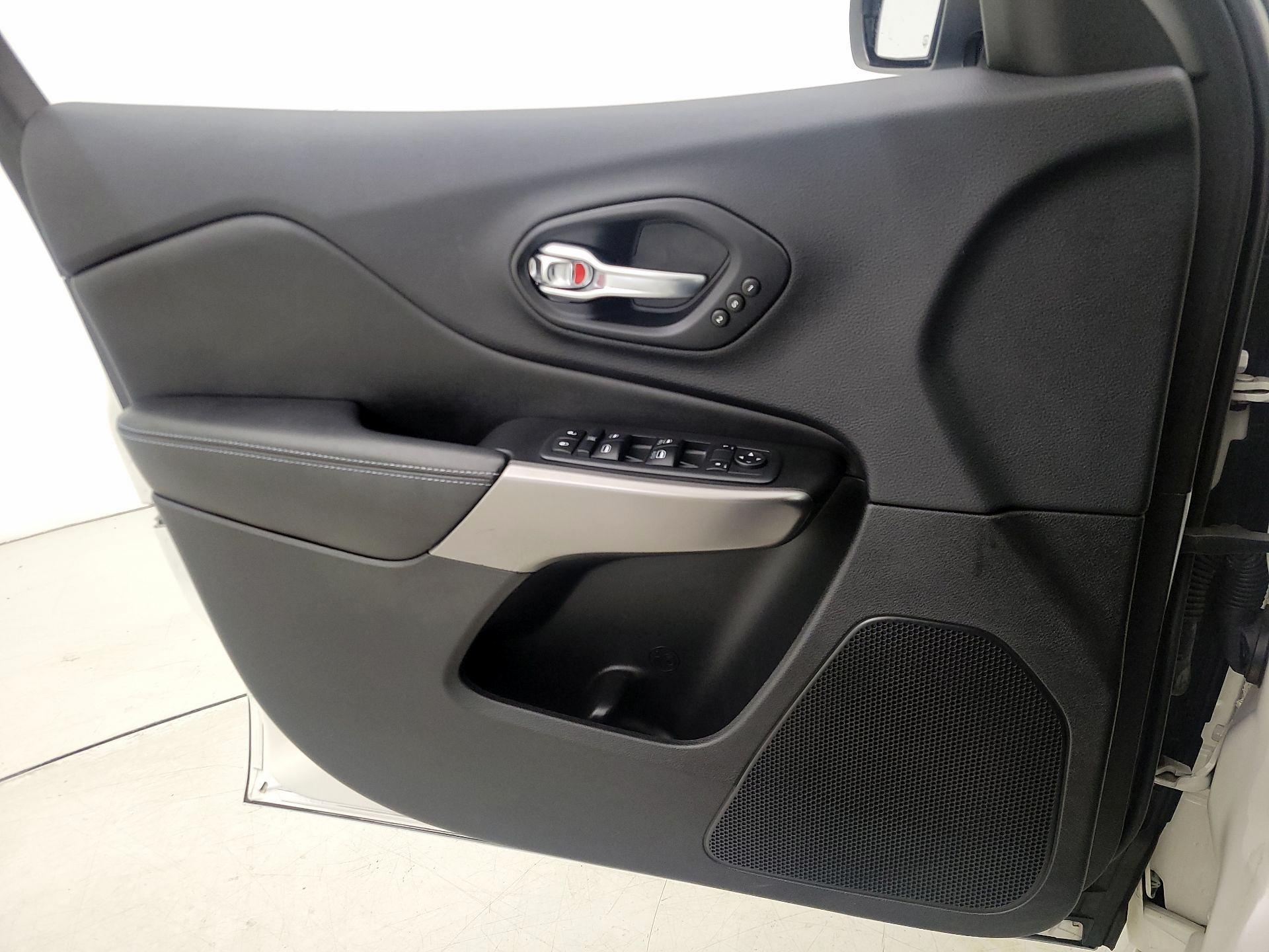 Thumbnail: 2019 Jeep Cherokee - 12